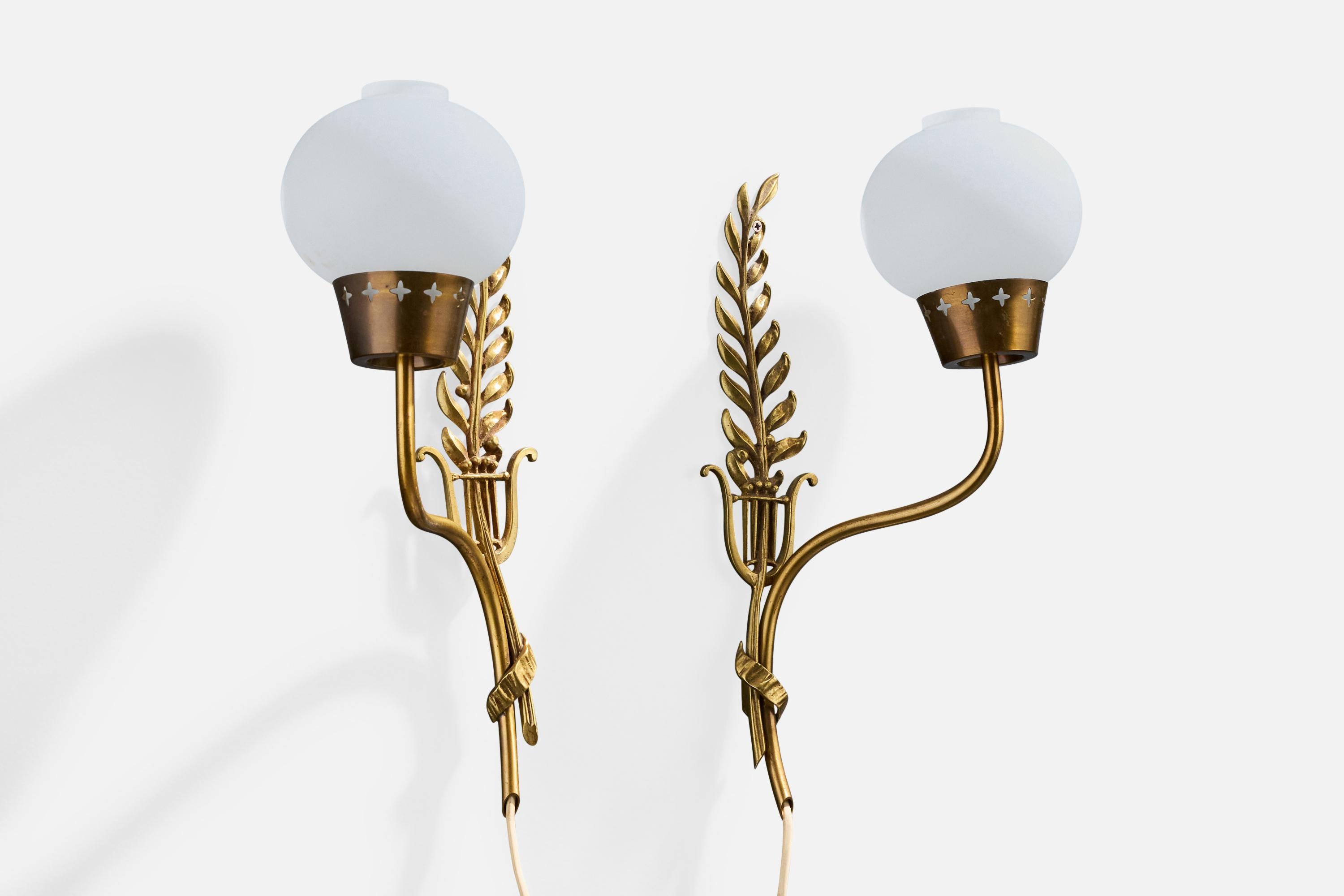 Einar Bäckström, Apliques de pared, Latón, Vidrio, Suecia, década de 1940 Sueco en venta