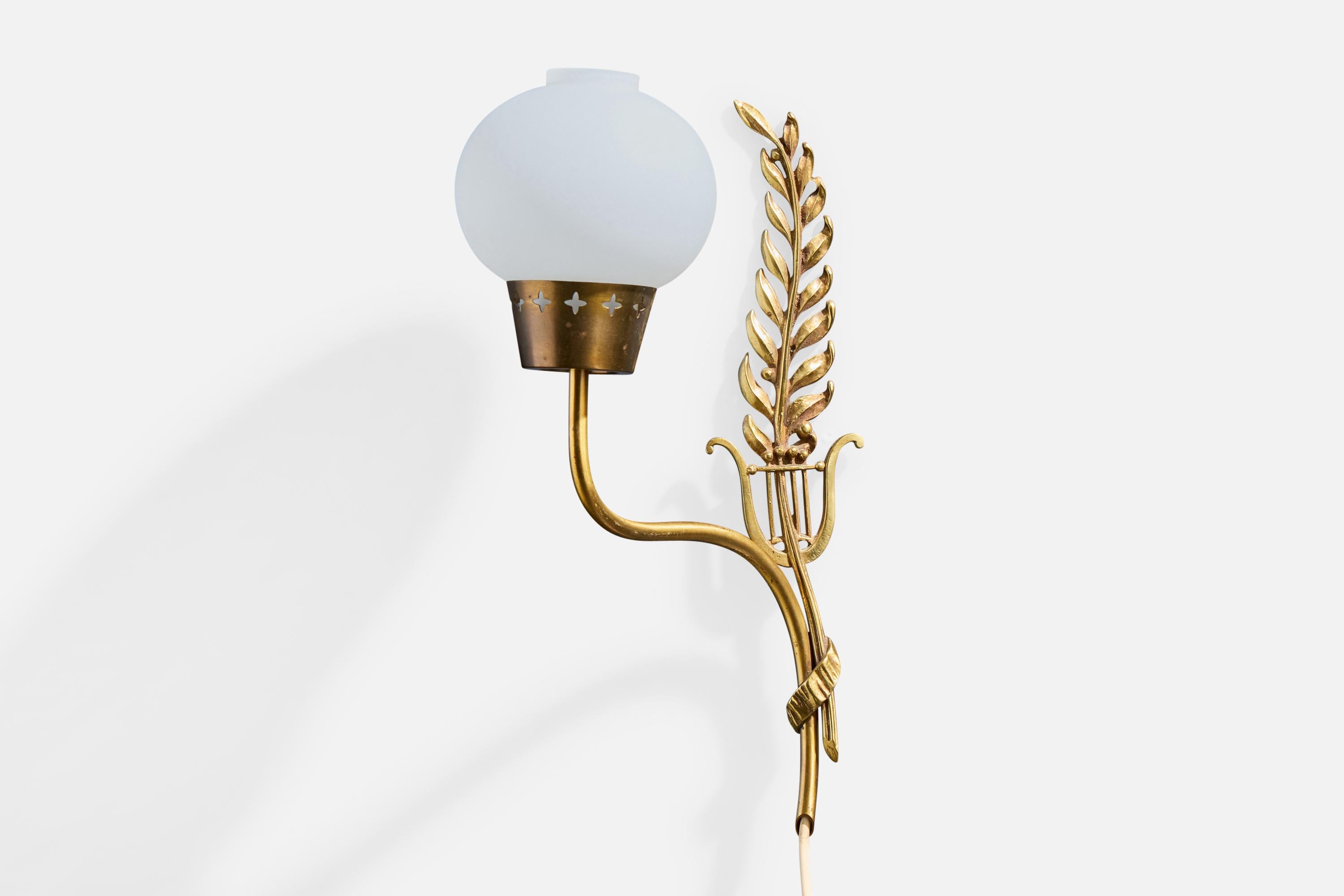 Einar Bäckström, Apliques de pared, Latón, Vidrio, Suecia, década de 1940 en Bastante bueno estado para la venta en High Point, NC