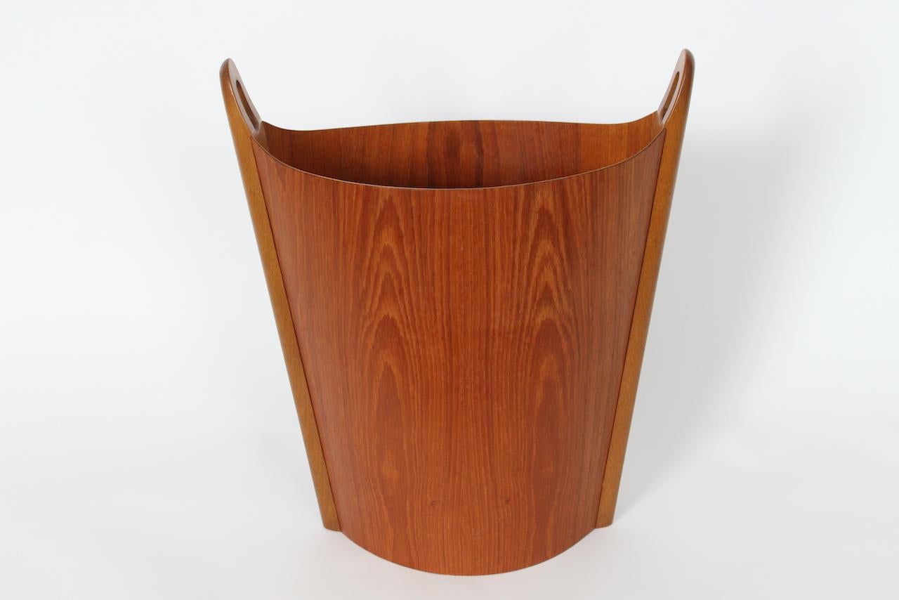 Skandinavischer Einar Barnes für P. S. Heggens Mülleimer mit zwei Griffen aus Teakholz. Mit einer skulpturalen ovalen Form aus Teak- und Buchensperrholz, detaillierten vertikalen Seitendetails aus massiver Buche und zwei Schlaufengriffen. Klassisch.