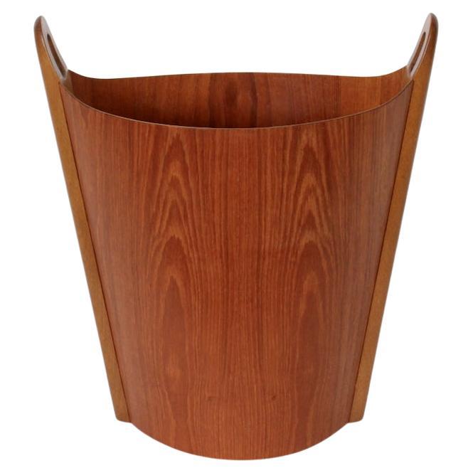 Einar Barnes para P.S. Heggen Papelera de teca con asa
