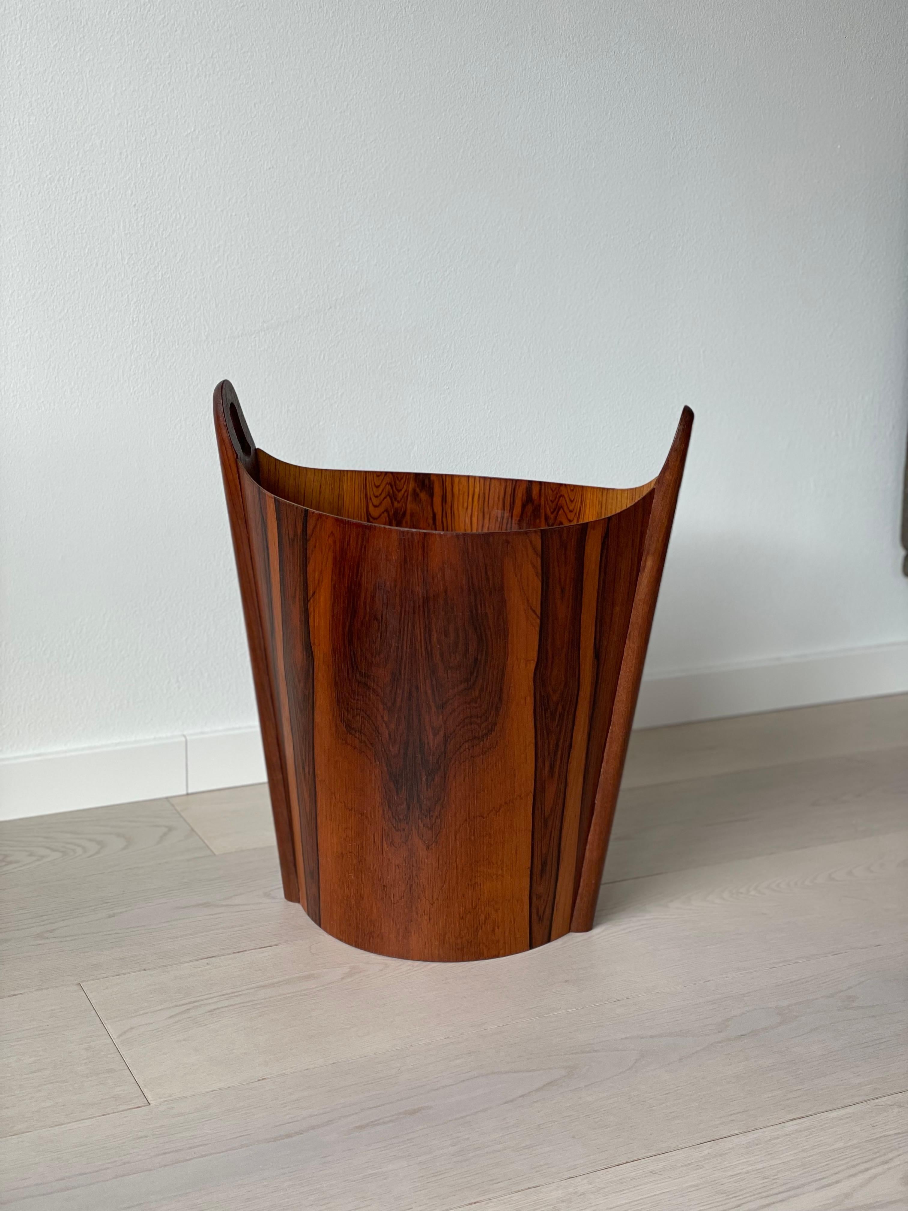 A beautiful rosewood paper bin designed by Einar Barnes in the 1960s, manufactured by P.S. Heggen, Norway.

The bin is in very good condition with beautiful rosewood grain.

