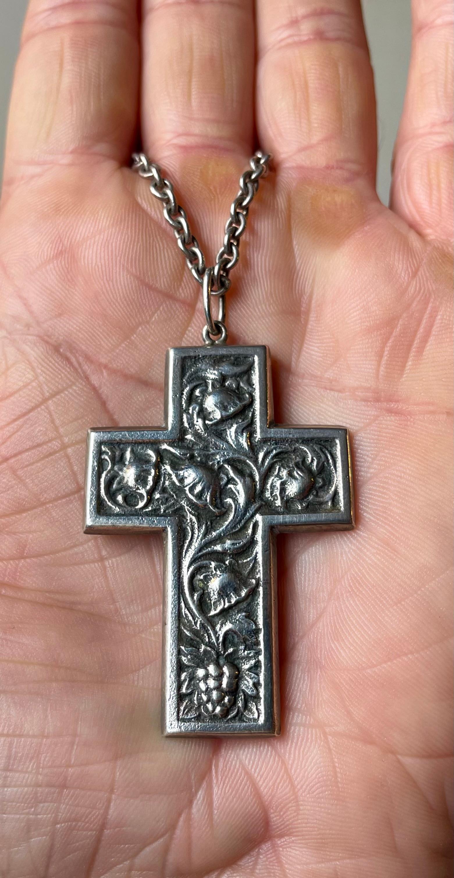 A 1940s handmade silver pendant with a 55 cm handmade silver chain. Made by the Danish Royal Court Silversmith Einar Dragsted circa 1948-50. The pendant measures: 55mmx38mm. Fully hallmarked the back of the pendant: ED 830s. The price is for the