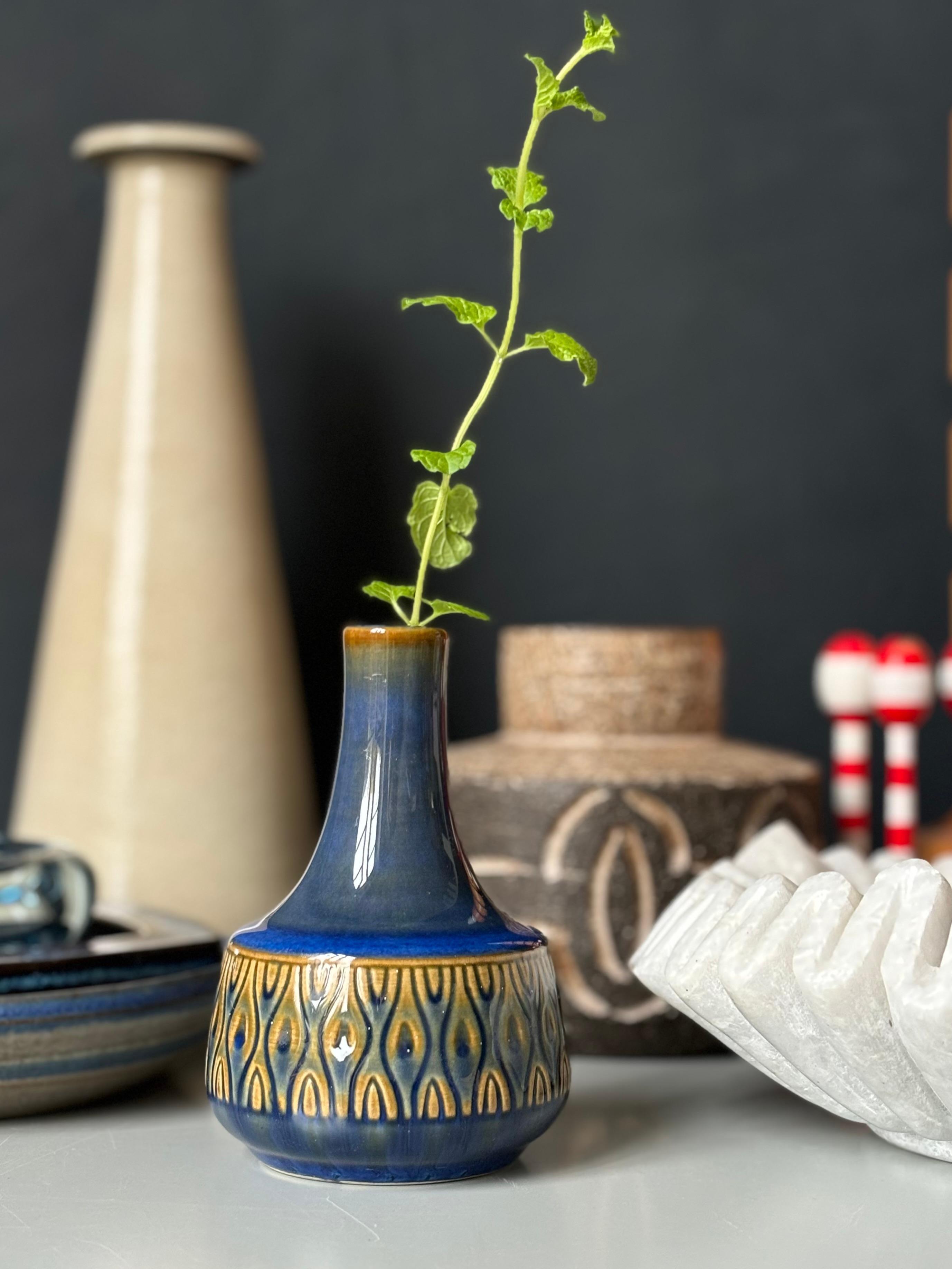 Vaso danese moderno di colore blu brillante e caramello chiaro realizzato a mano dall'artista ceramista Einar Johansen per Søholm negli anni Sessanta. Timbrato e firmato sotto la base. Bellissime condizioni vintage. 
Danimarca, anni '60.