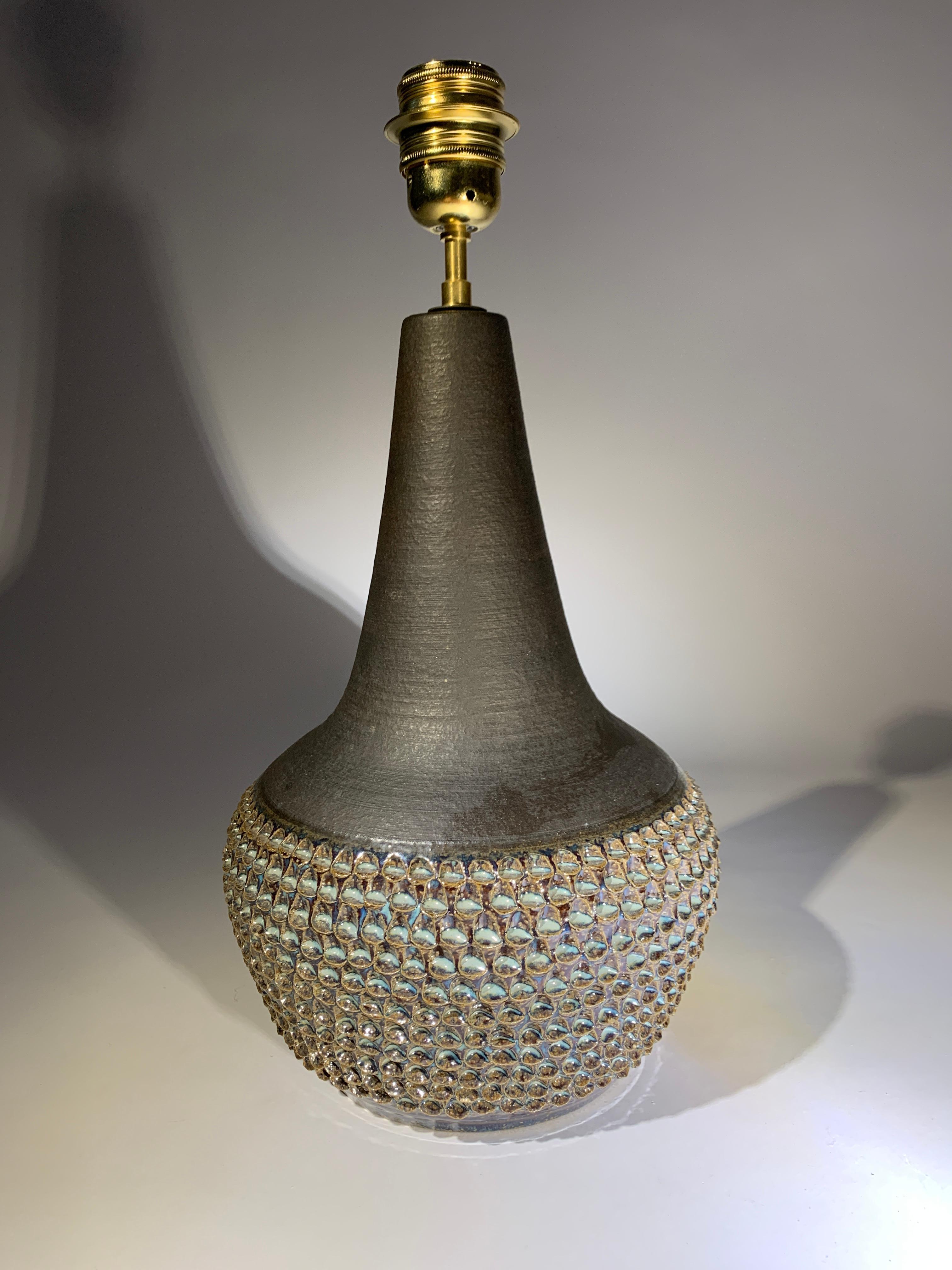 Scandinavian sandstone lamp, 
featuring a subtle blue and green glaze on a geometric pattern.
Signed in perfect condition.
Complete repair of electrification.
Dimensions excluding socket :
H 32cm x W 22cm
Denmark, ca. 1960