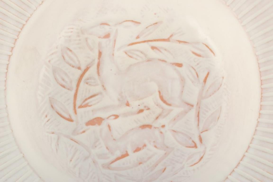 Einar Johansen, Danish ceramist. Ceramic bowl with a motif of leaping deer In Good Condition For Sale In København, Copenhagen