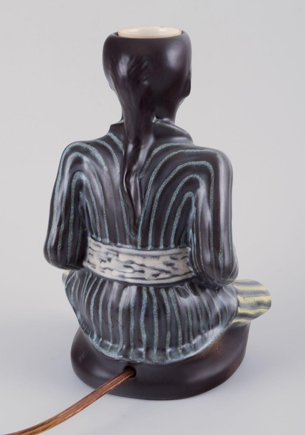 Einar Johansen for Søholm. Ceramic table lamp in the shape of Asian figure. In Excellent Condition For Sale In København, Copenhagen