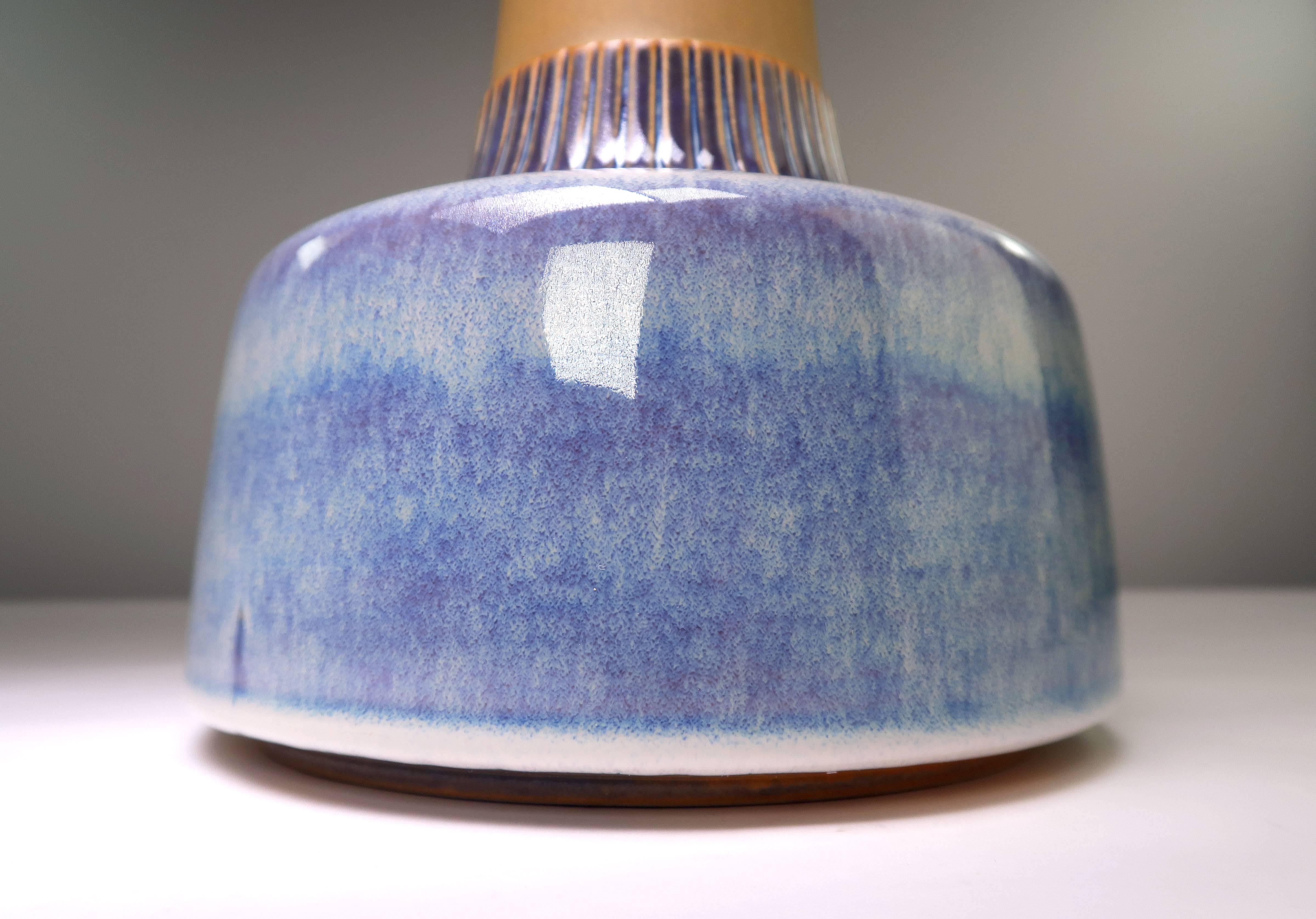 Scandinave moderne Einar Johansen pour Søholm Lampe de table en céramique bleue, violette et blanche, années 1960 en vente