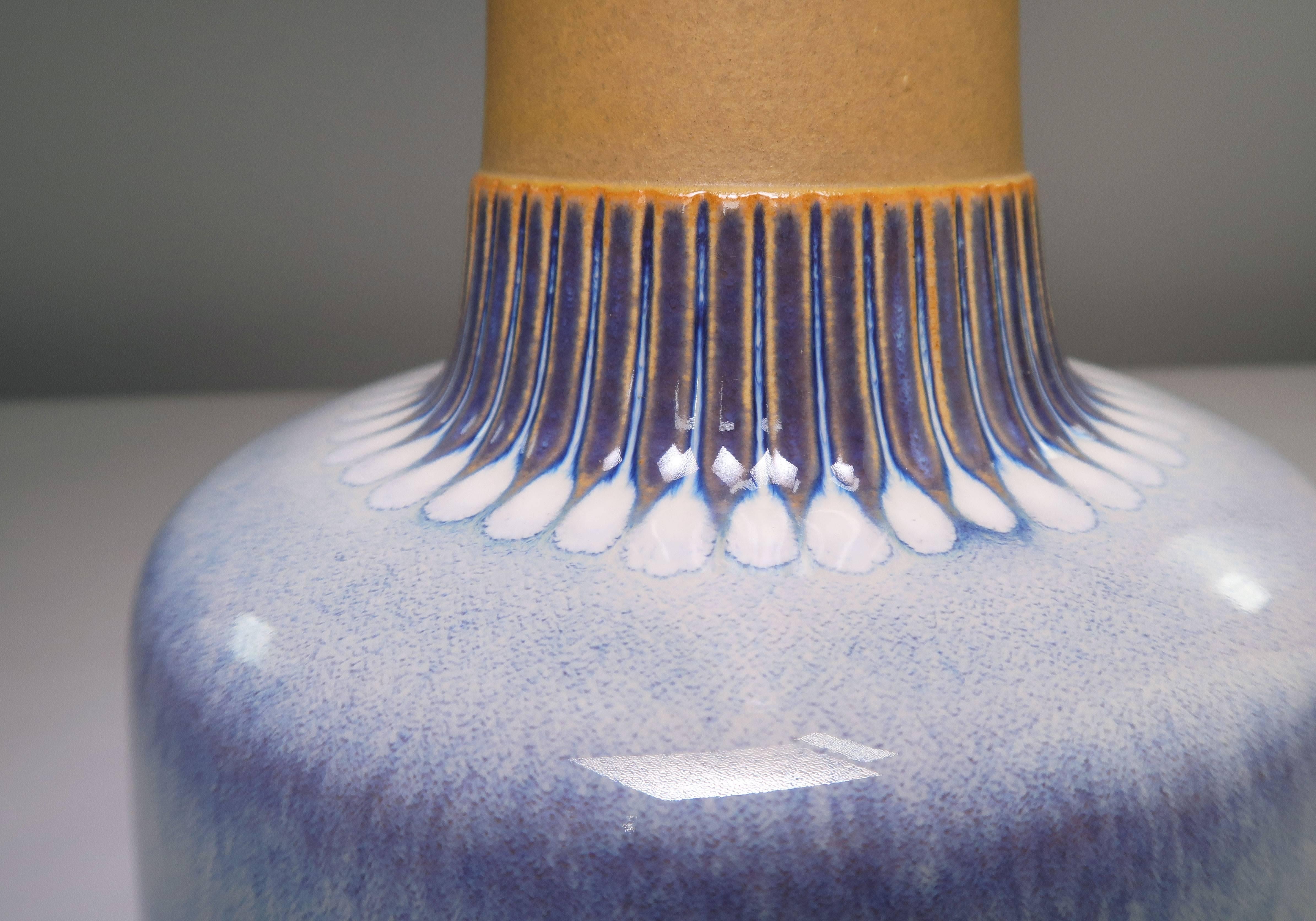 Danois Einar Johansen pour Søholm Lampe de table en céramique bleue, violette et blanche, années 1960 en vente