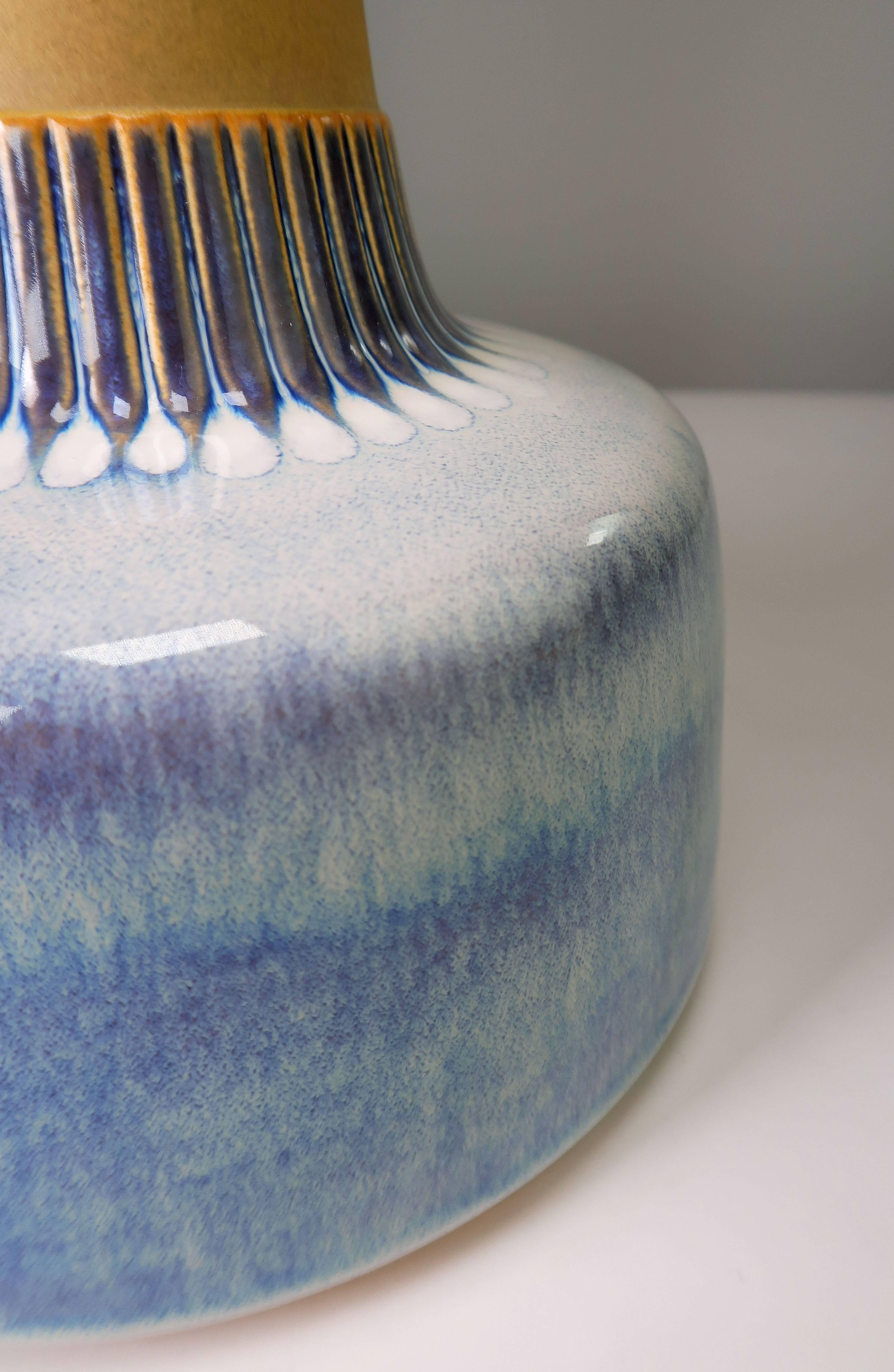 Vernissé Einar Johansen pour Søholm Lampe de table en céramique bleue, violette et blanche, années 1960 en vente