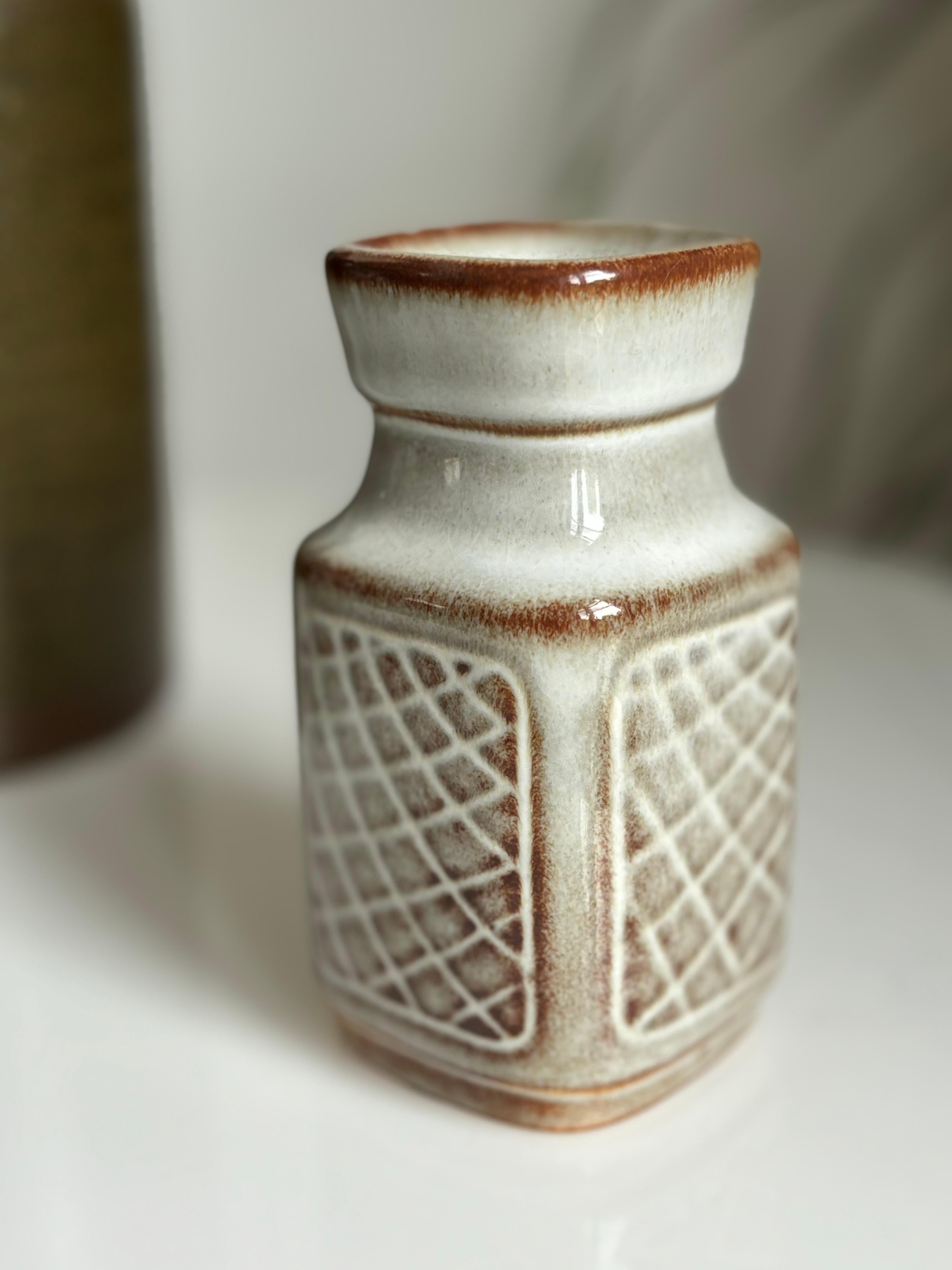Vaso moderno danese in gres dell'artista ceramista Einar Johansen. Base grigia con linee marroni che accentuano il motivo geometrico sui quattro lati. Prodotto da Soholm Pottery sull'isola danese di Bornholm negli anni Sessanta. Firmato e marcato