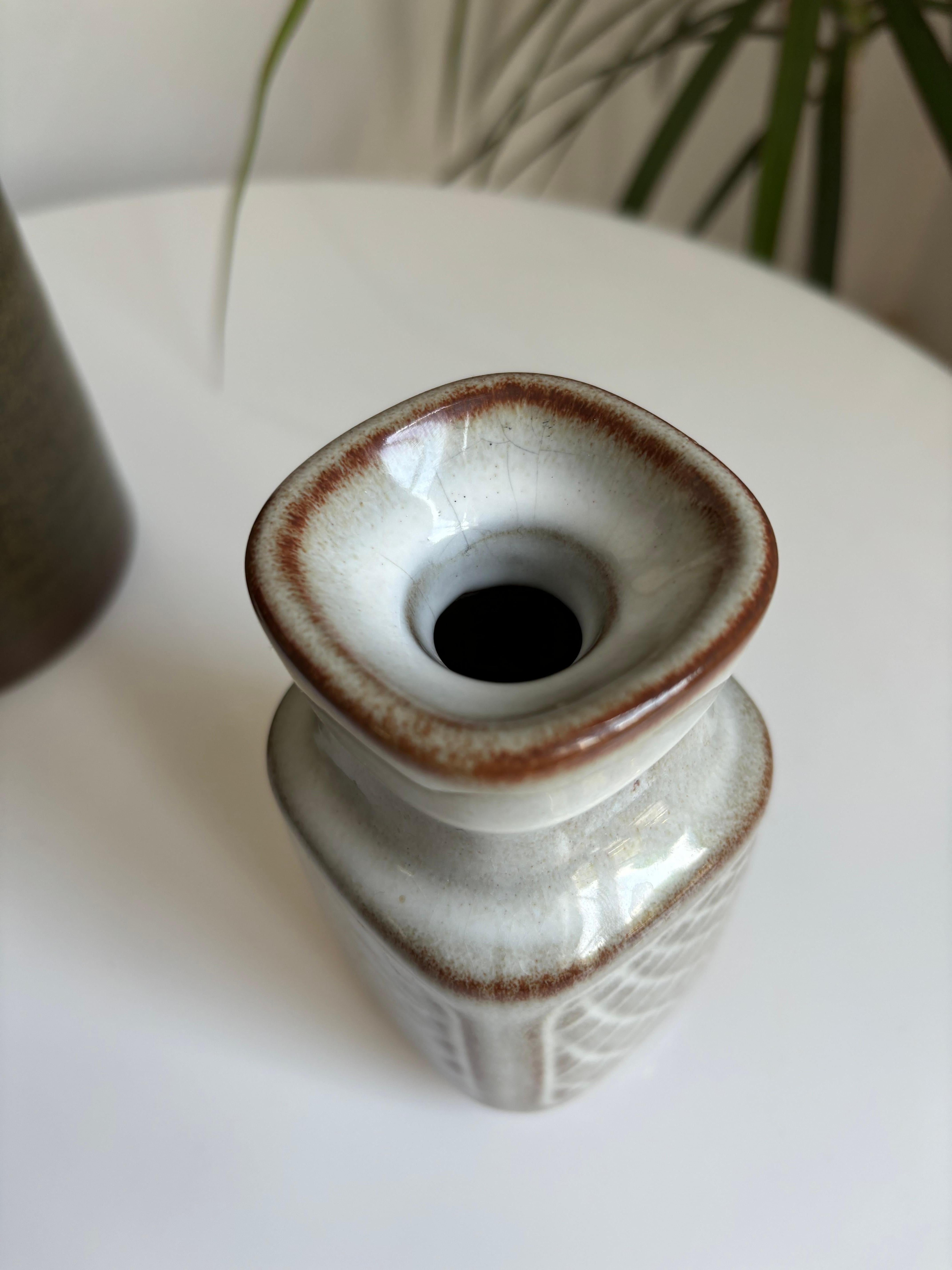 Fatto a mano Vaso grafico in ceramica grigia di Einar Johansen per Søholm, anni '60 in vendita