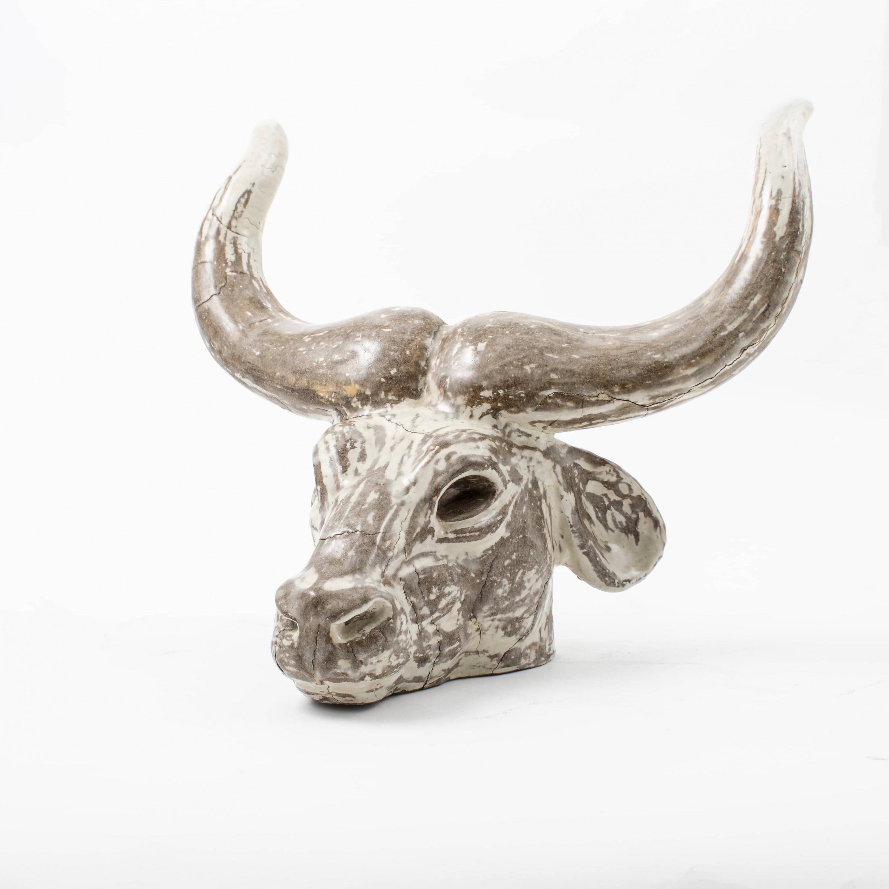 Einar Johansen 1915-1996.
Rare glazed stoneware Watussi ox head.
Signed with monogram EJ0.43. (1943).

The natural cracks are a result of the firing process.