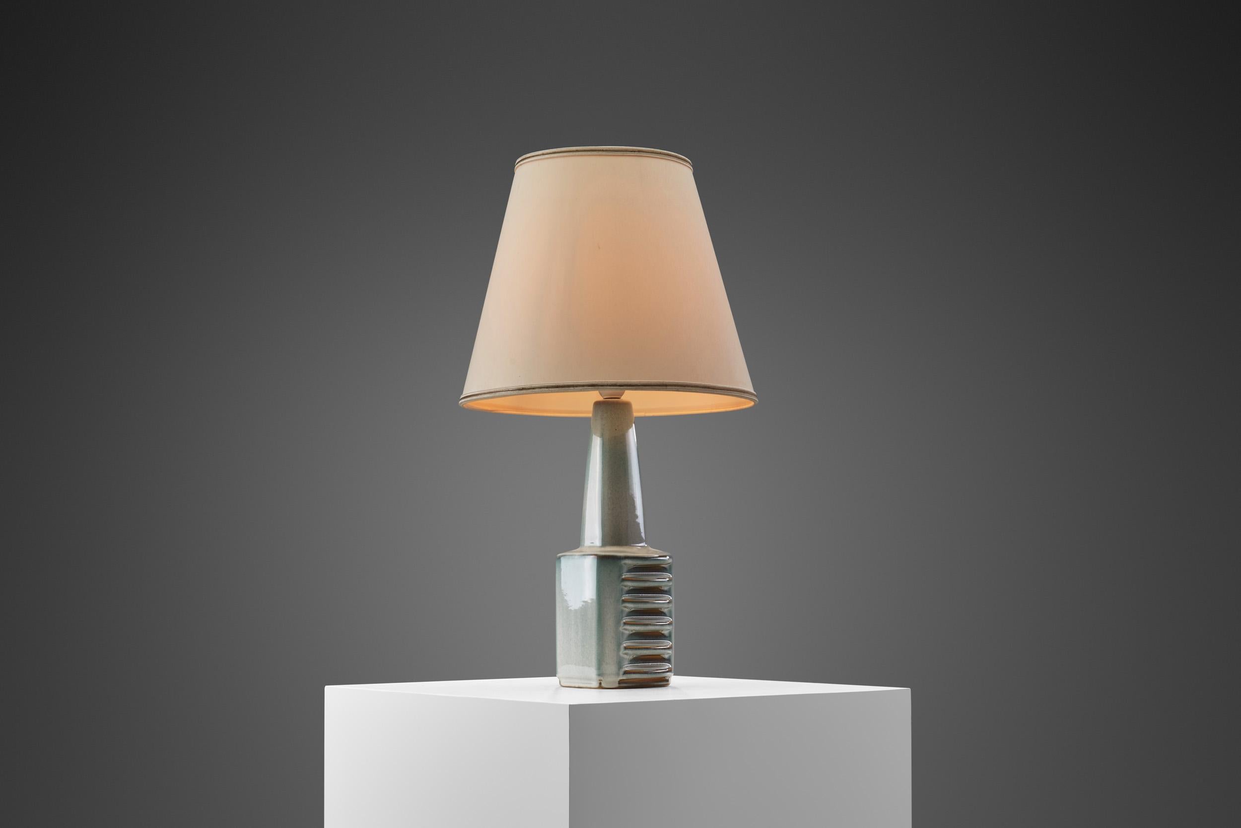 This handmade 1960s table lamp was designed by the brilliant Danish artist, Einar Johansen, and produced by Søholm Stentøj (Søholm stoneware). The manufactory was one of the oldest and most revered names in Danish ceramics. It was founded in Rønne