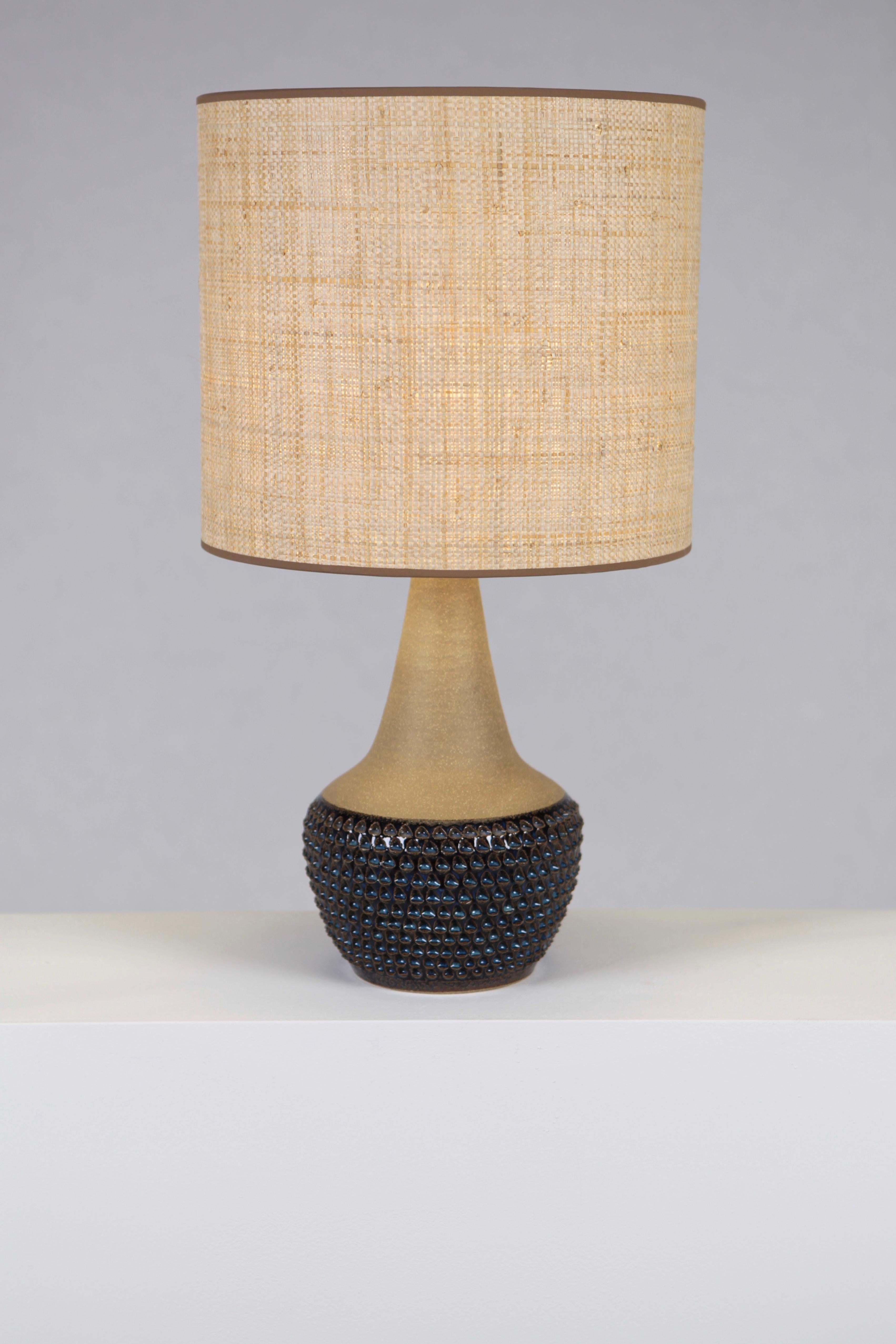 A blue & chestnut glazed table lamp with 'Teardrop' pattern, designed by Einar Johansen, manufactured by Söholm Stentöi, Bornhom, Denmark, 1960s.
Excellent condition, rewired.
Please note the lamp is sold without the Raffia Shade.
Measures: Base