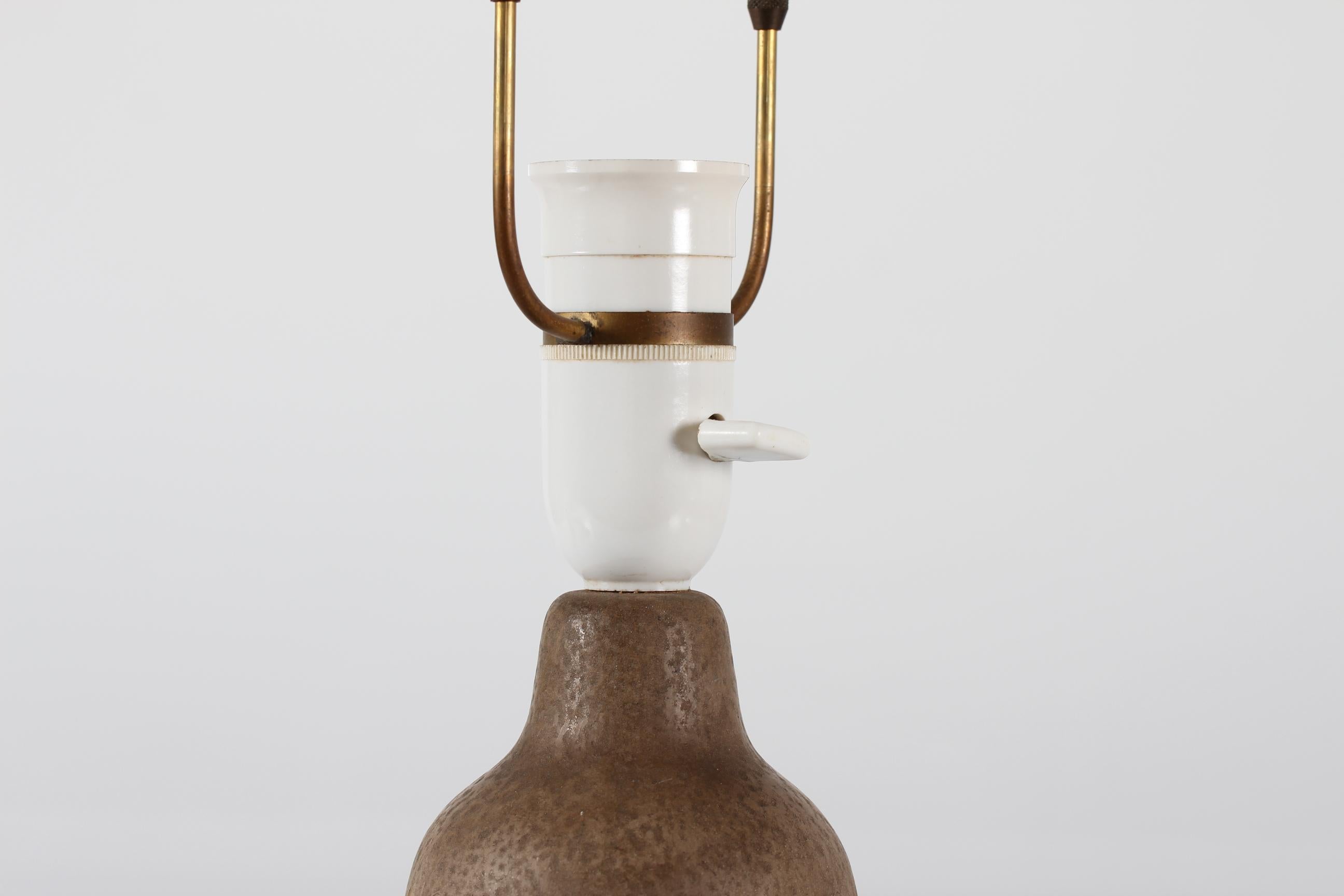 Einar Johansen Unglazed Ceramic Table Lamp with Embossed Leaves, Denmark, 1960s In Good Condition For Sale In Silkeborg, Silkeborg