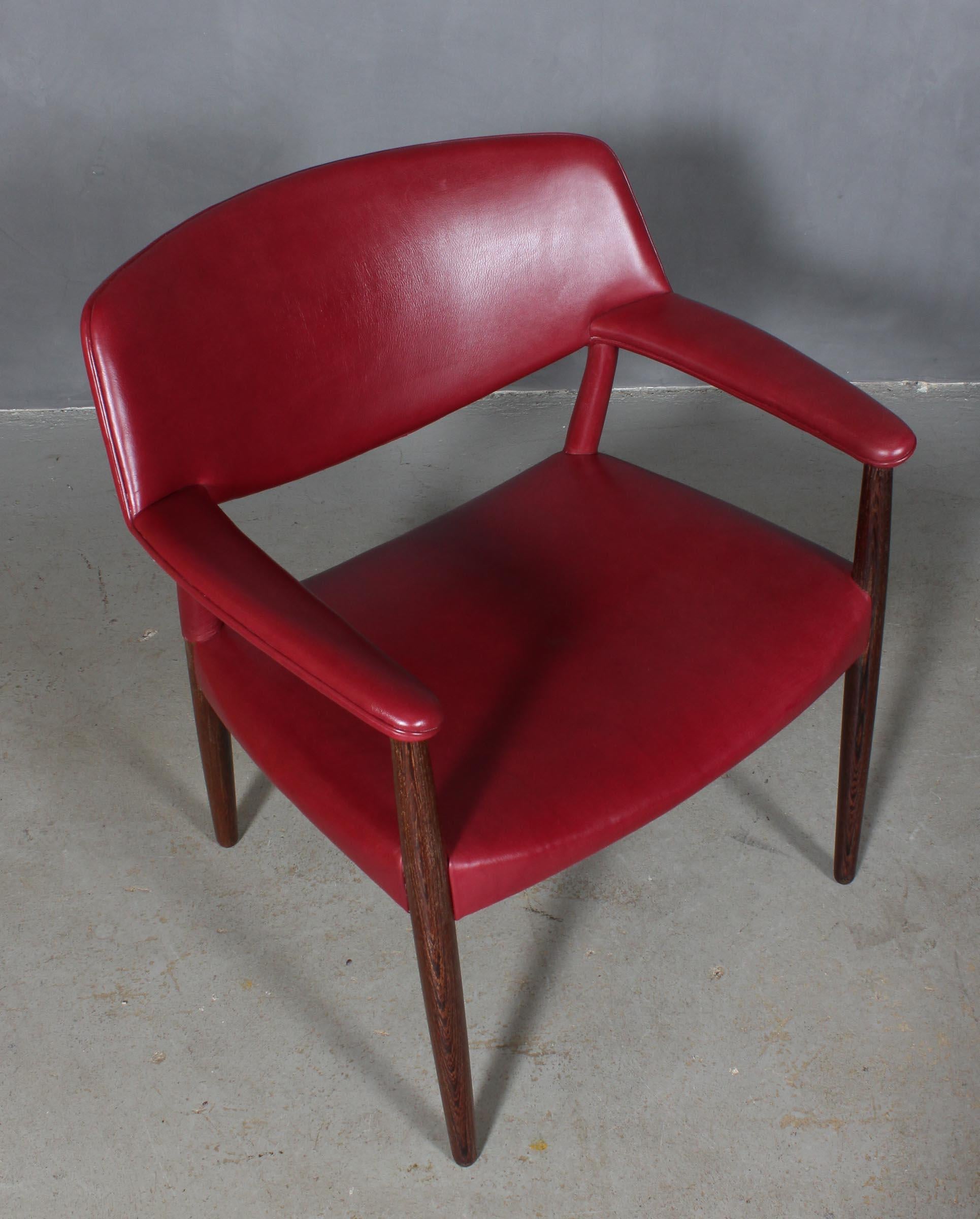 Einer Larsen & Aksel Bender Madsen Sessel, gepolstert mit indisch rotem Anilinleder.

Rahmen aus Wenge.

Hergestellt von Tischler Willy Beck.