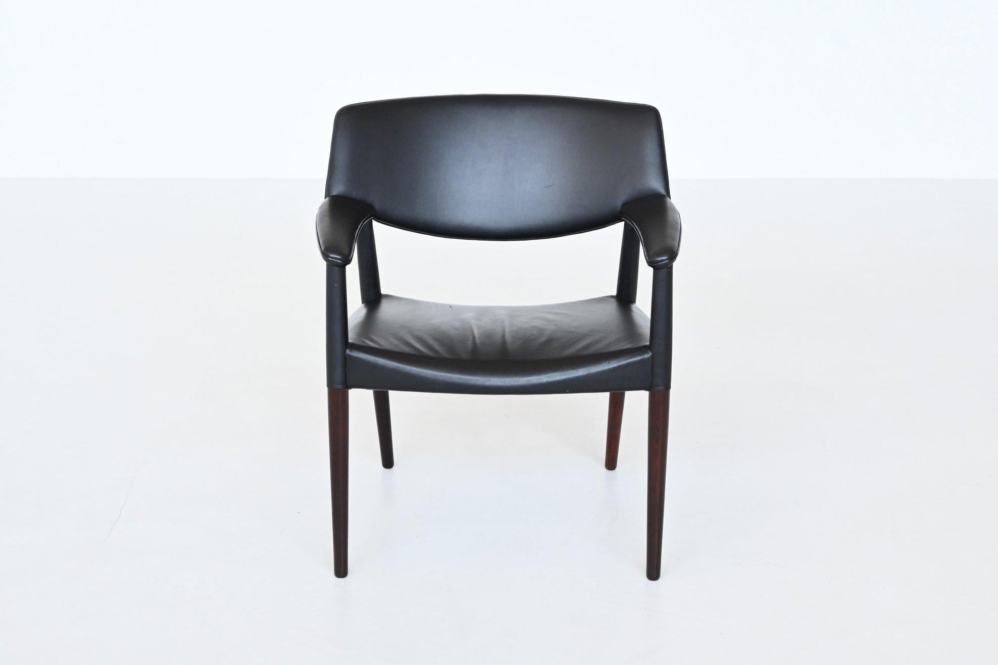 Wunderschöner Sessel, entworfen von Ejnar Larsen & Aksel Bender Madsen für Willy Beck, Dänemark 1949. Dieser sehr bequeme breite Sessel oder Lounge Chair ist mit hochwertigem schwarzem Leder bezogen und hat massive Palisanderbeine. Das Leder zieht