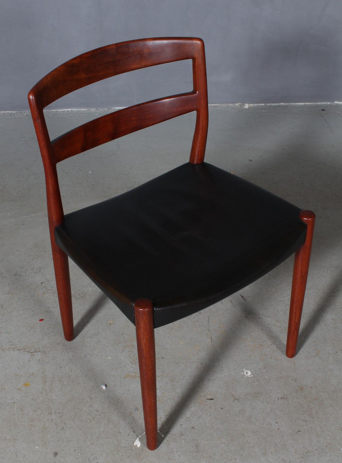 Einer Larsen & Aksel Bender Madsen side chair original upholstered with patinated black leather.

Frame of teak.

Made by Cabinetmaker Willy Beck.