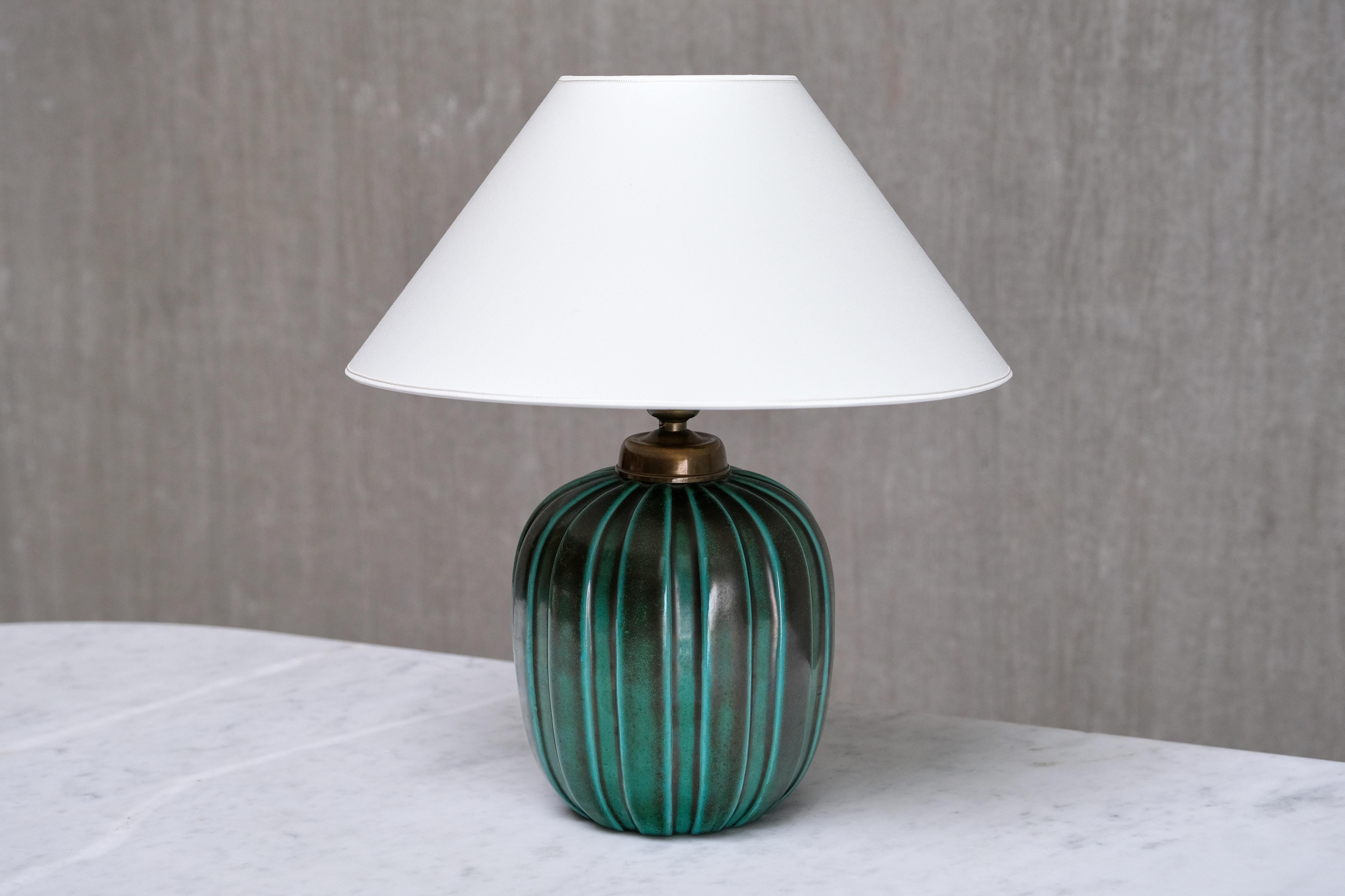 Cette lampe de table rare a été conçue par Einar Luterkort et produite par Upsala Ekeby en Suède dans les années 1930. Le modèle porte le numéro 322 et la lampe conserve son étiquette d'origine du fabricant.

La lampe est dotée d'une base en