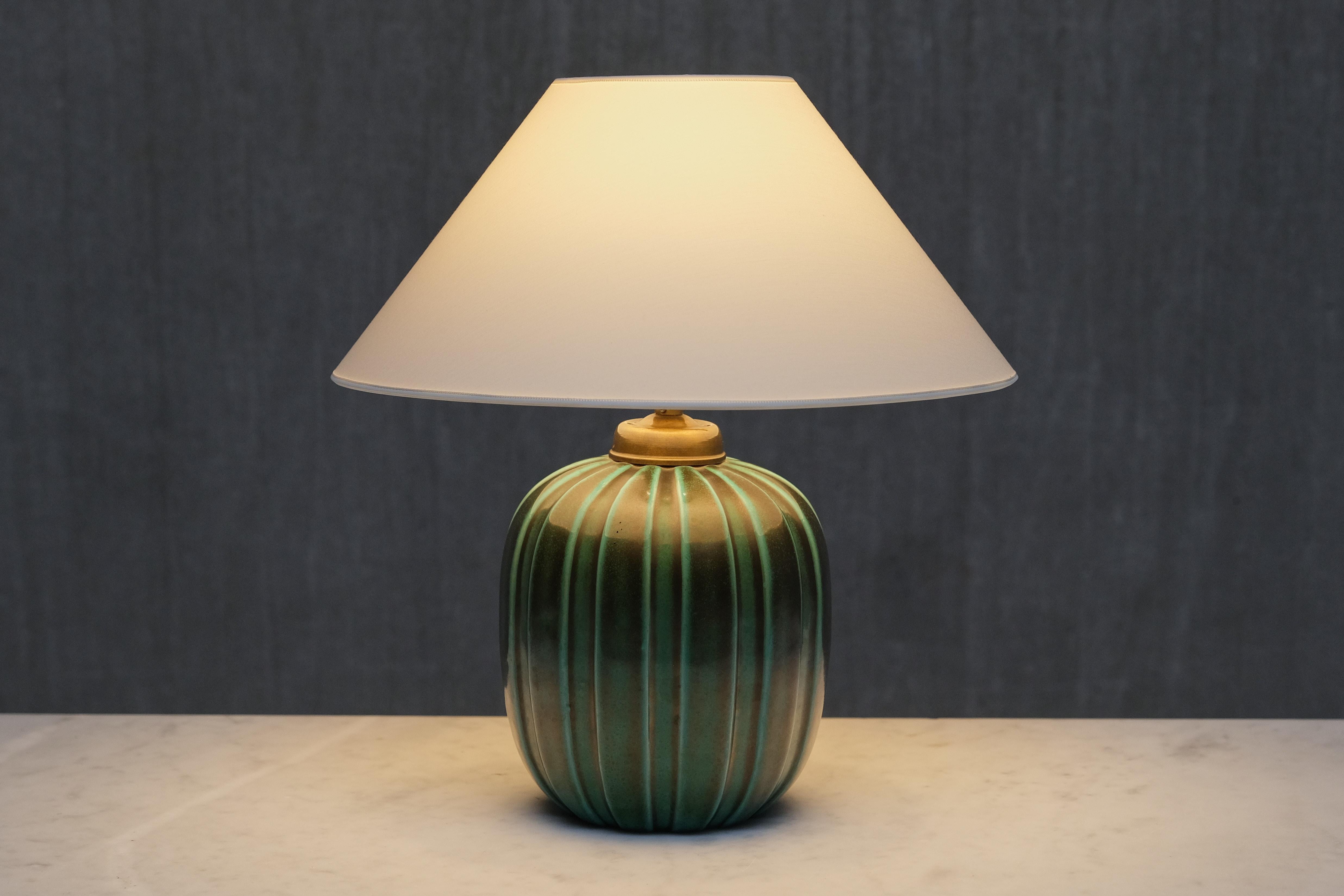 Scandinave moderne Lampe de table Einar Luterkort en céramique émaillée verte, Upsala Ekeby, Suède, années 1930 en vente