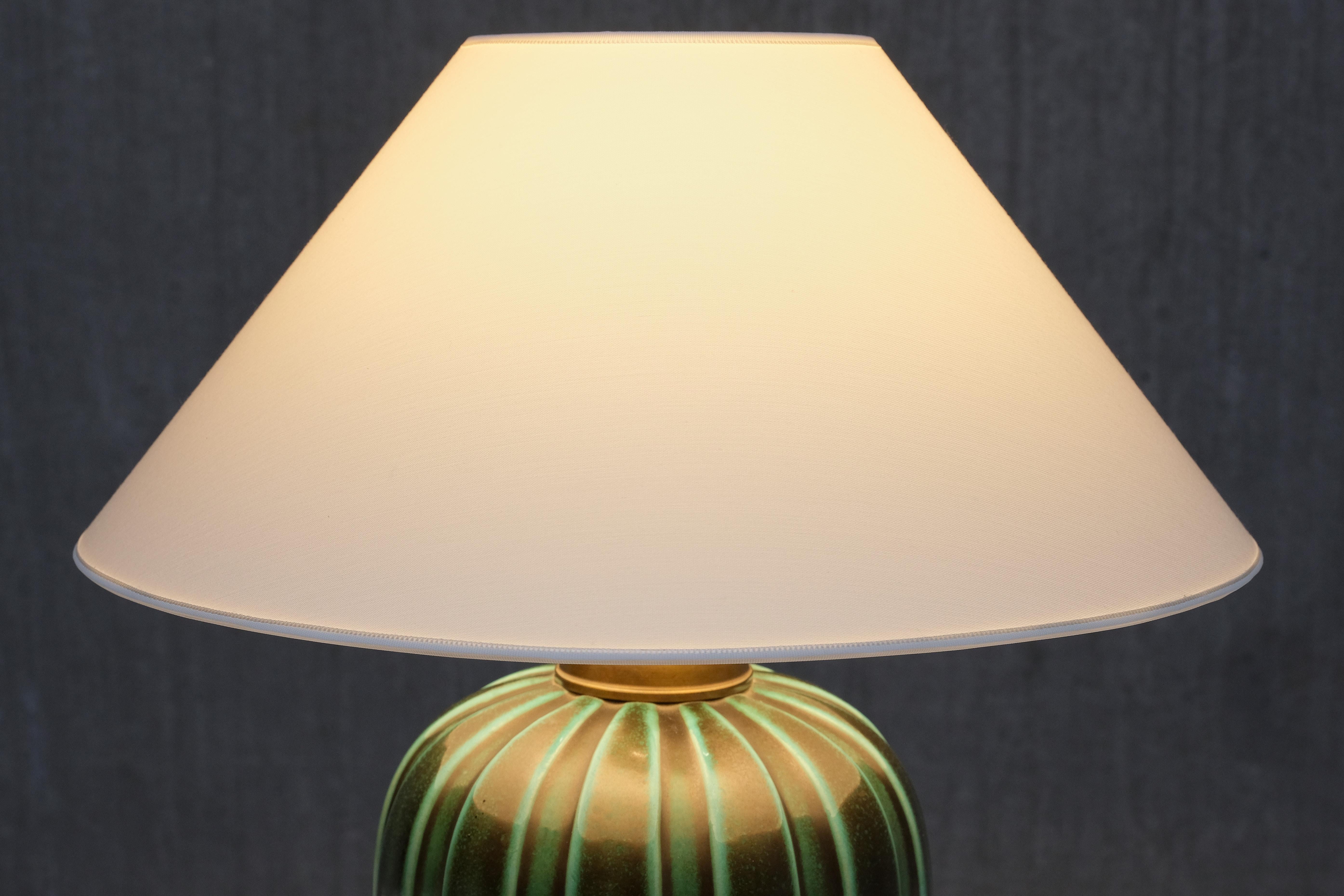 Suédois Lampe de table Einar Luterkort en céramique émaillée verte, Upsala Ekeby, Suède, années 1930 en vente