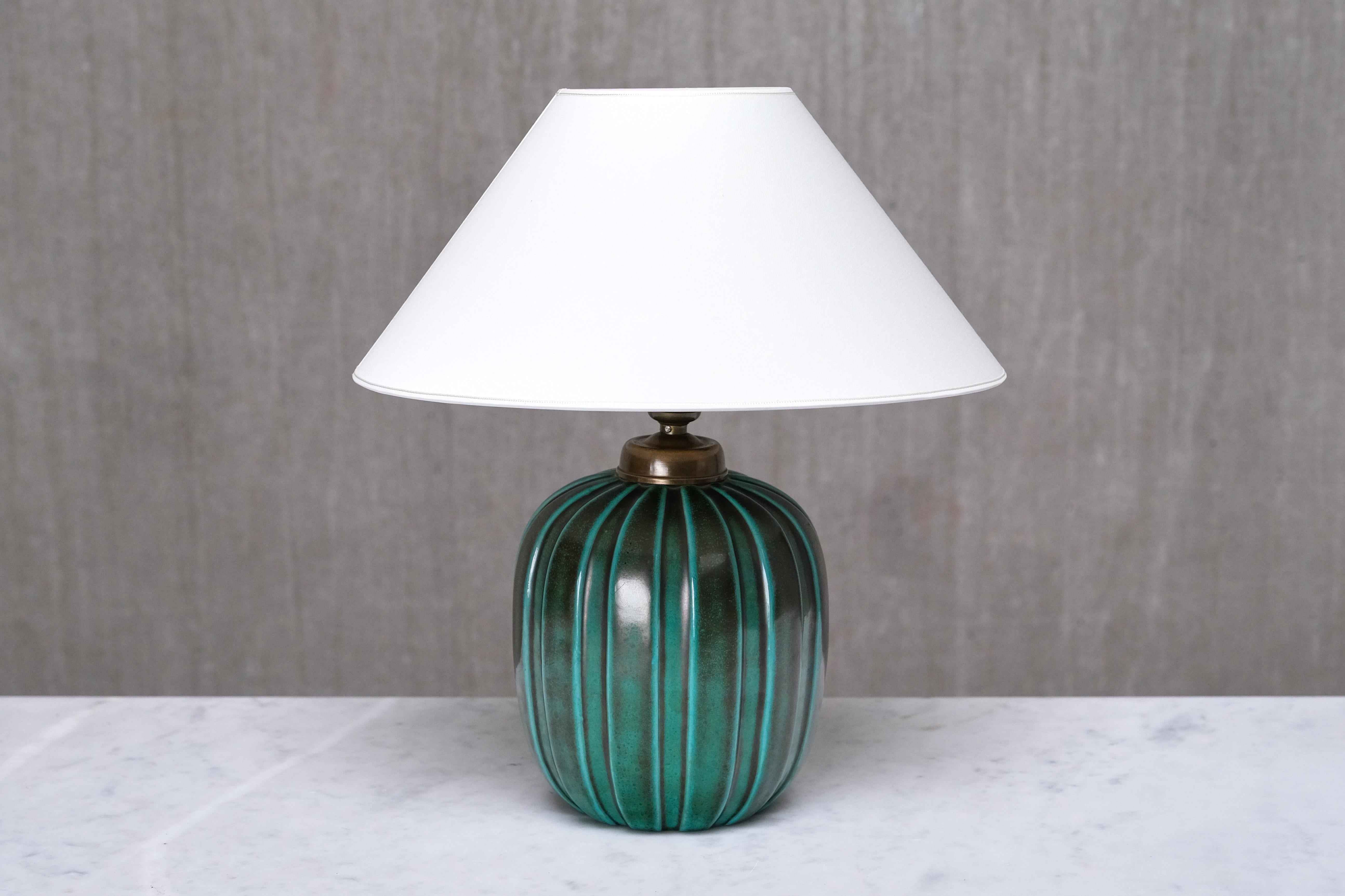Laiton Lampe de table Einar Luterkort en céramique émaillée verte, Upsala Ekeby, Suède, années 1930 en vente
