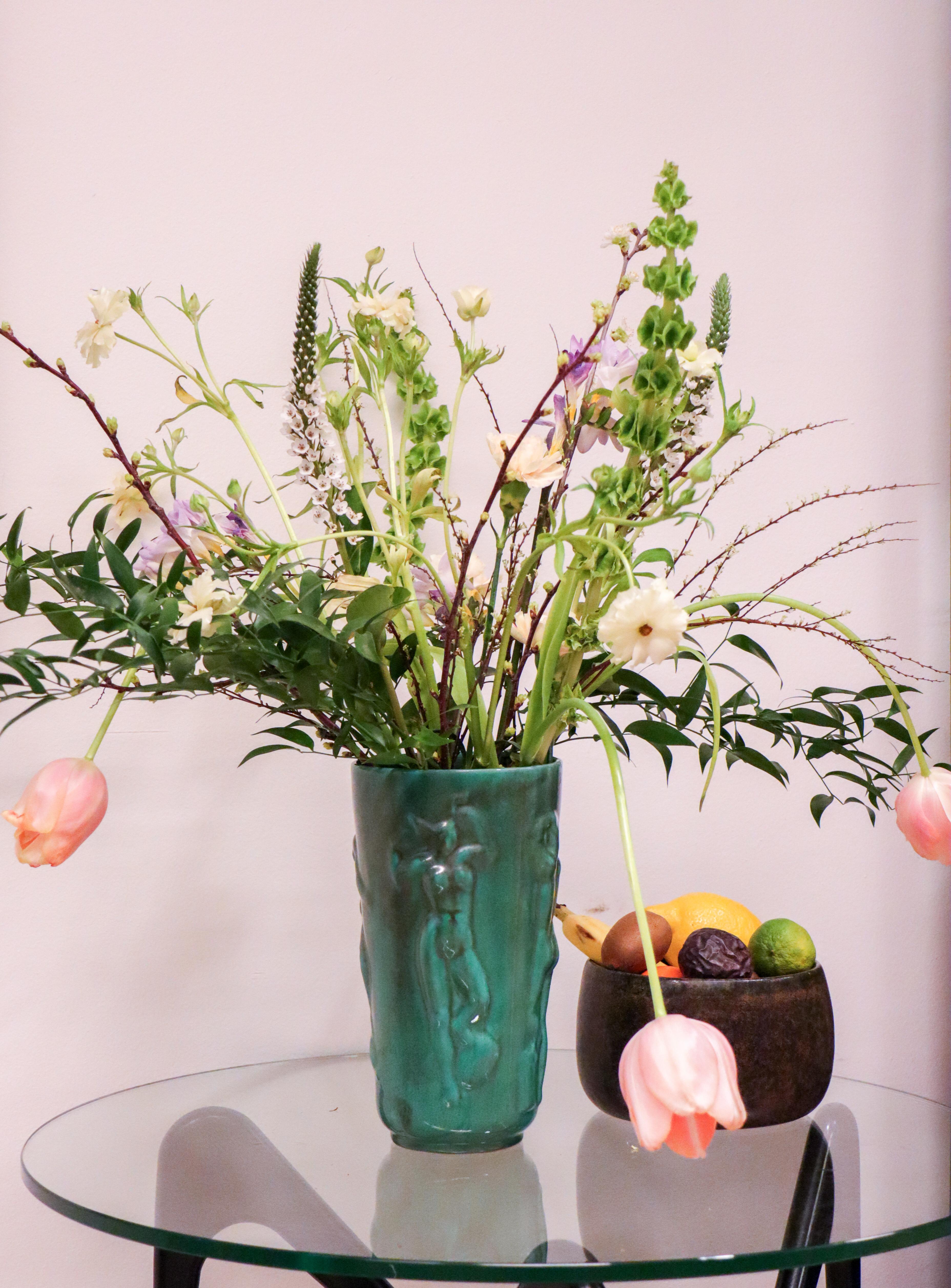 Eine schöne Keramikvase im reizvollen Art-Déco-Stil, entworfen von Einar Luterkort, die Vase wurde bei Upsala Ekeby entworfen.  in den 1930er Jahren. Sie ist 27 cm hoch und hat einen Durchmesser von etwa 15 cm. Der Zustand ist sehr gut, abgesehen