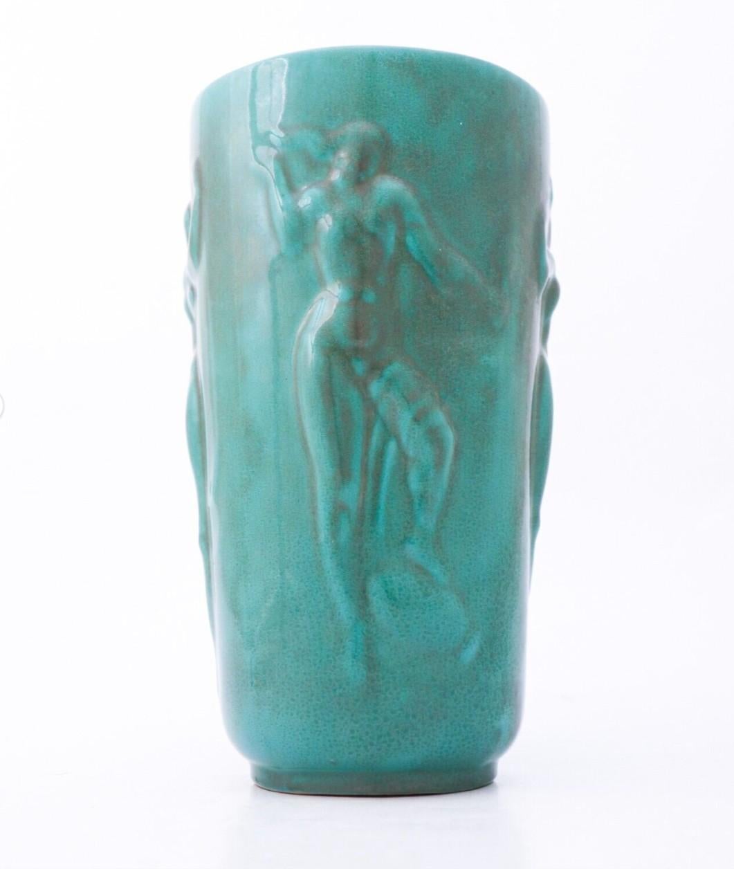Einar Luterkort – Schönes grünes Art-Déco-Vasenrelief, Upsala Ekeby, Schweden, 1930er Jahre (Schwedisch) im Angebot
