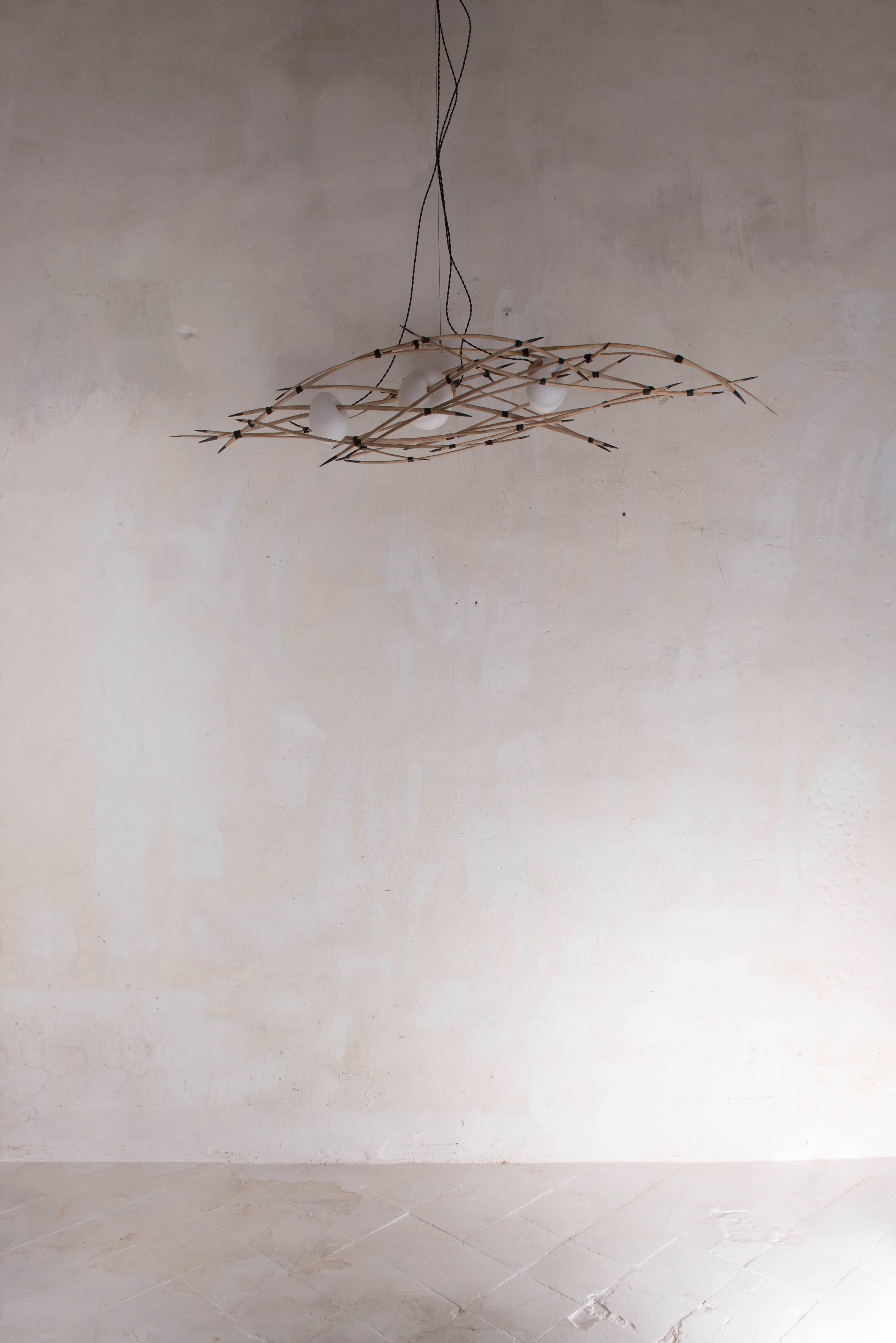 Einstein aveva ragione II illuminazione scolpita da Jérôme Pereira
Dimensioni: 30 x 80 x 30 cm.
Edizione: Unico.
Composizione: Vetro soffiato, faggio, metallo.
Illuminazione dell'artista francese Jérôme Pereira

Il lavoro di Je´ro^me Pereira si