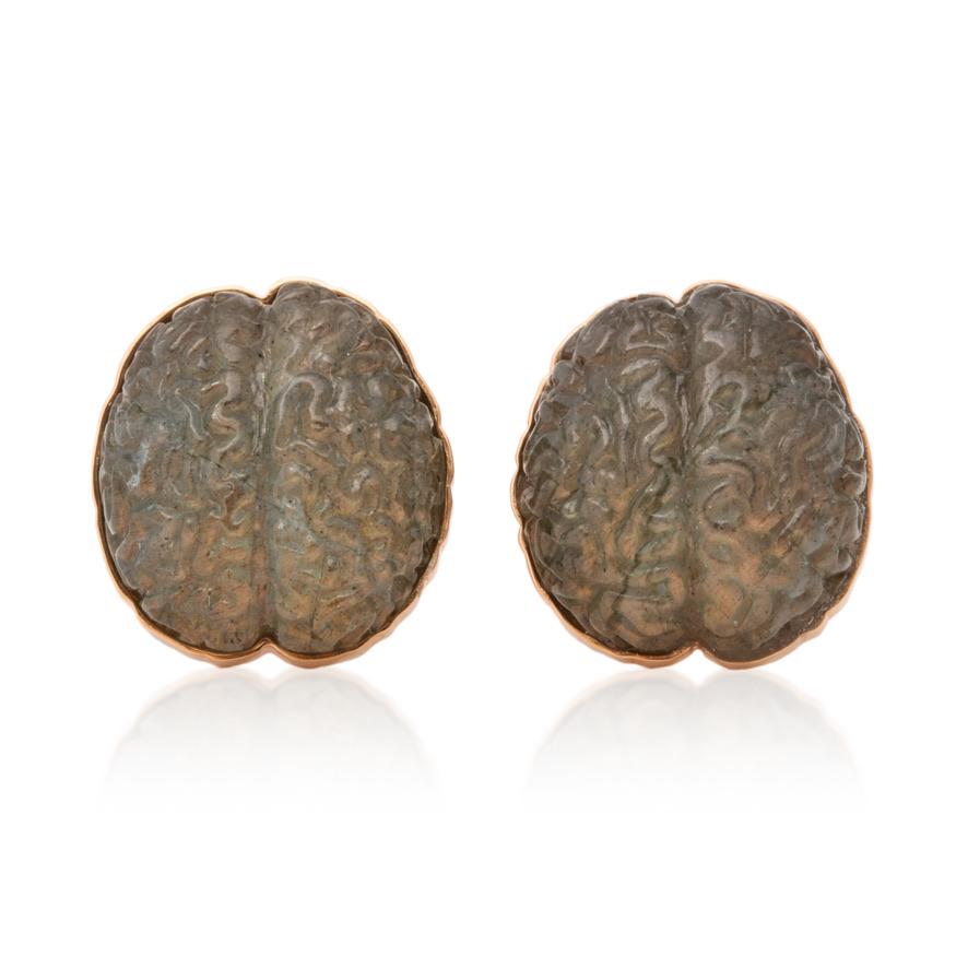 Une extraordinaire paire de boutons de manchette sur mesure, sculptés de main de maître dans de la spectrolite lumineuse et modelés avec une précision anatomique d'après le cerveau d'Albert Einstein. Ces sculptures portables sont une fusion