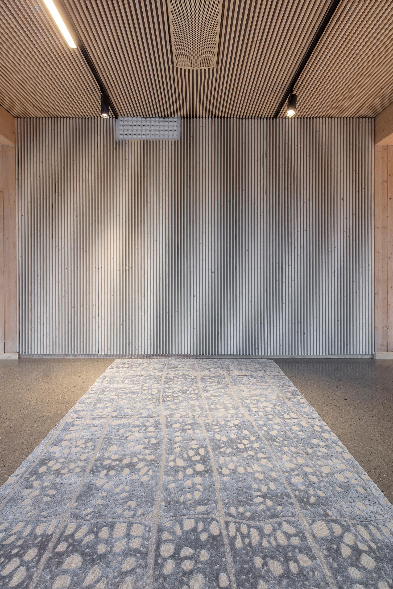 Eira Silver Rug by Volver Studios In New Condition For Sale In Geneve, CH