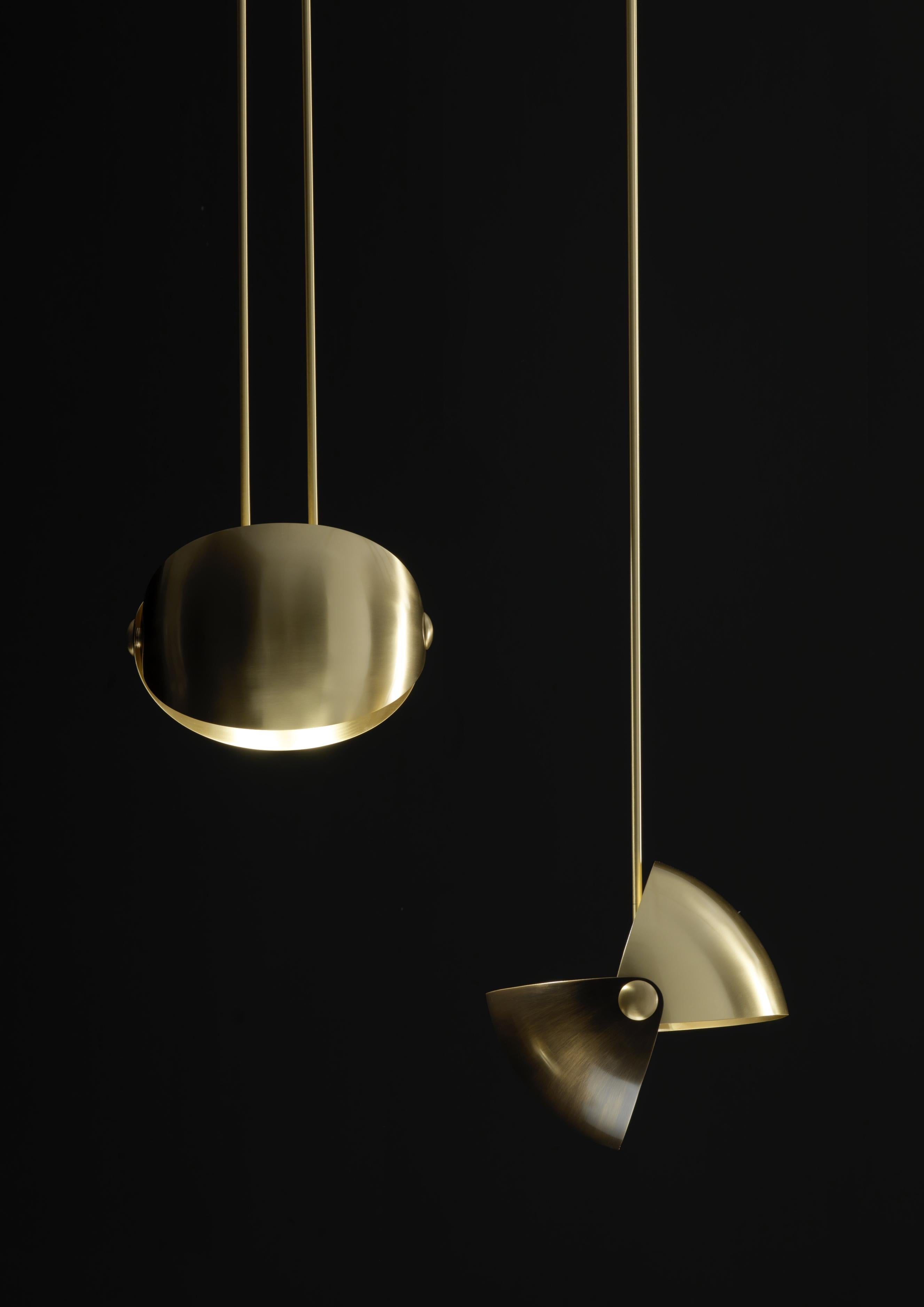 Eirene brass Italian pendant lamp
Eirene, lamp made entirely of brass. It is adjustable to obtain various configurations. Available in suspension, floor and wall version.
Suspension and floor version diameter: 32 cm
Height: