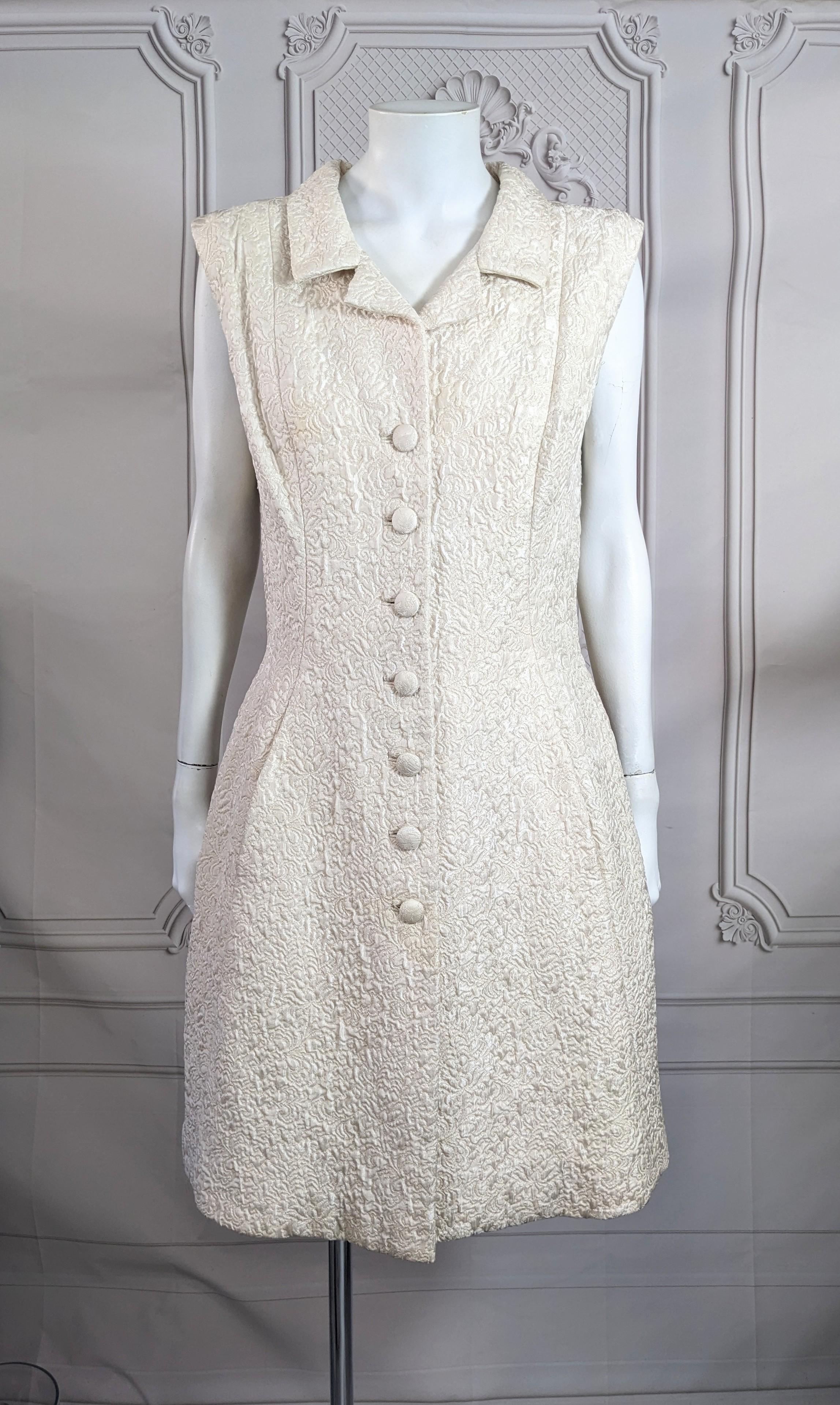 Élégante robe cloche en soie ivoire Eisa, Balenciaga, années 1960. Perfection de la coupe, avec une encolure légèrement ouverte et un col cranté. Une belle ligne princesse qui se recourbe vers la couture latérale de la jupe. Cela permet de modeler