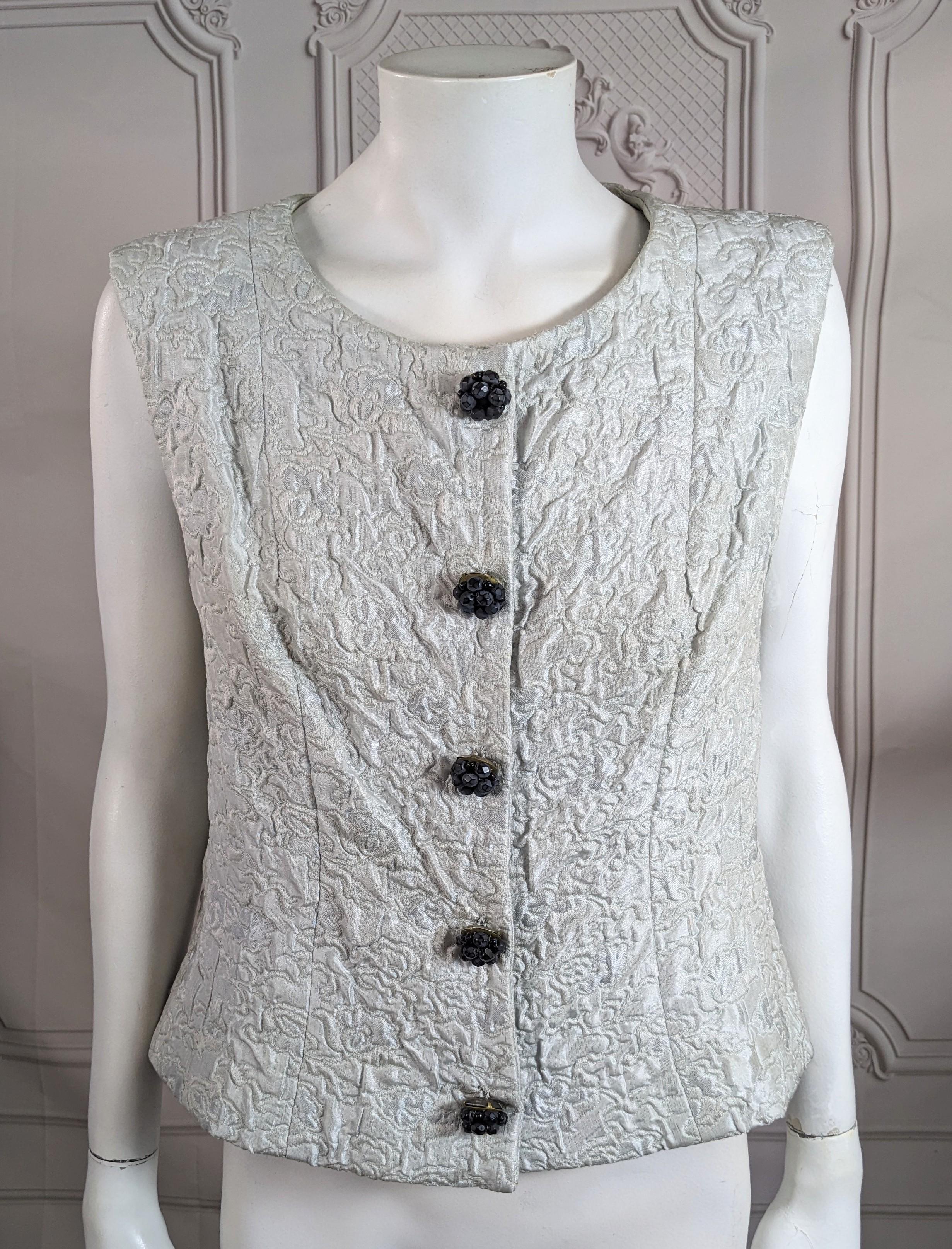 Camicetta Cloque in seta Eisa color acquamarina pallido con bottoni Jet in perline di Balenciaga, circa 1960. Taglio classico e facile, leggermente aderente, completamente foderato in seta. Label. Veste S.I.M.