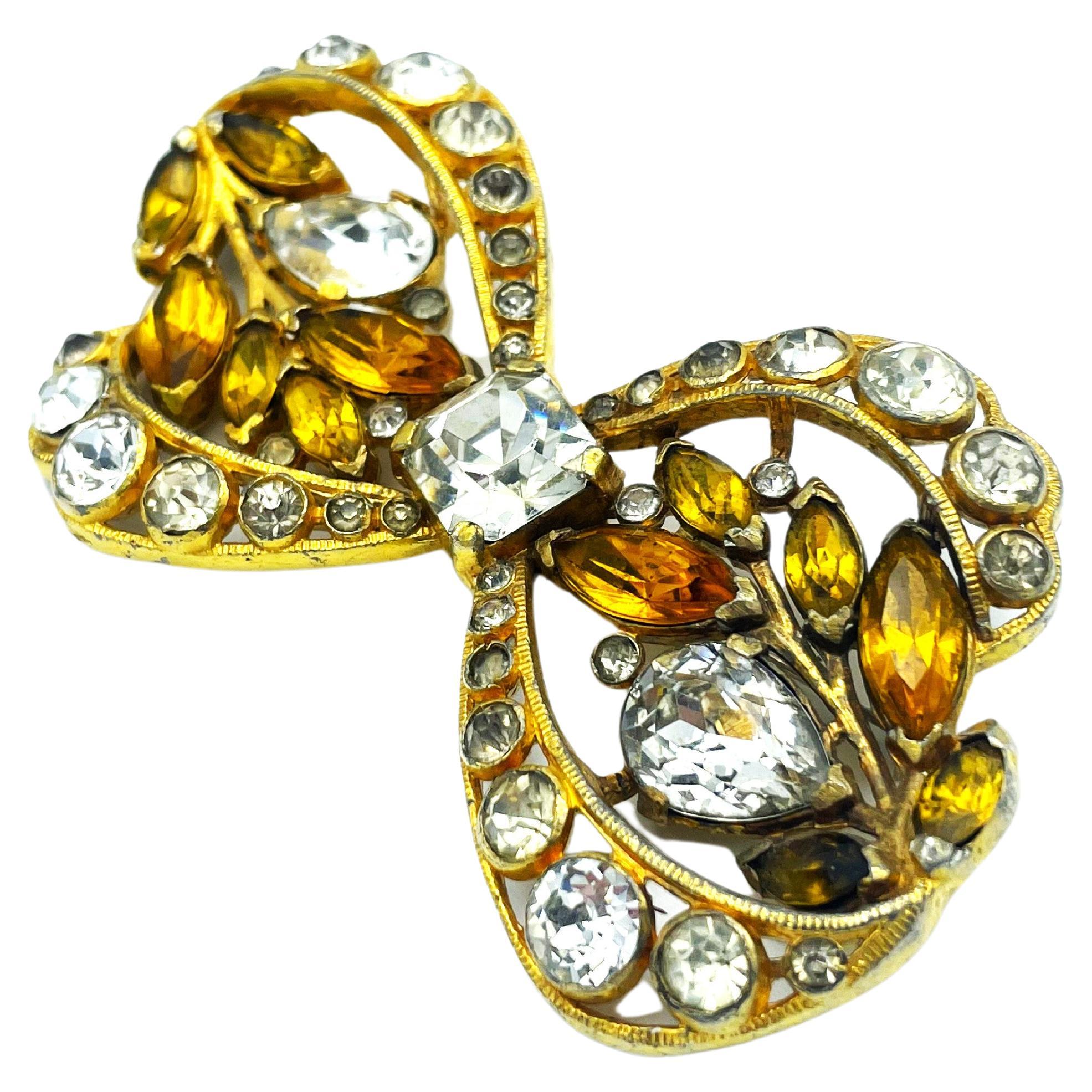 ABOUT
Vintage EISENBERG ORIGINAL loop brooch, fully covered with clear and topas faceted  rhinestones, USA 1040
Measurement
Width 9 cm
High   5 cm 
Deep  1 cm
Features 
- Eisenberg Original signed on the back 
- fully covered with cut rhinestones
