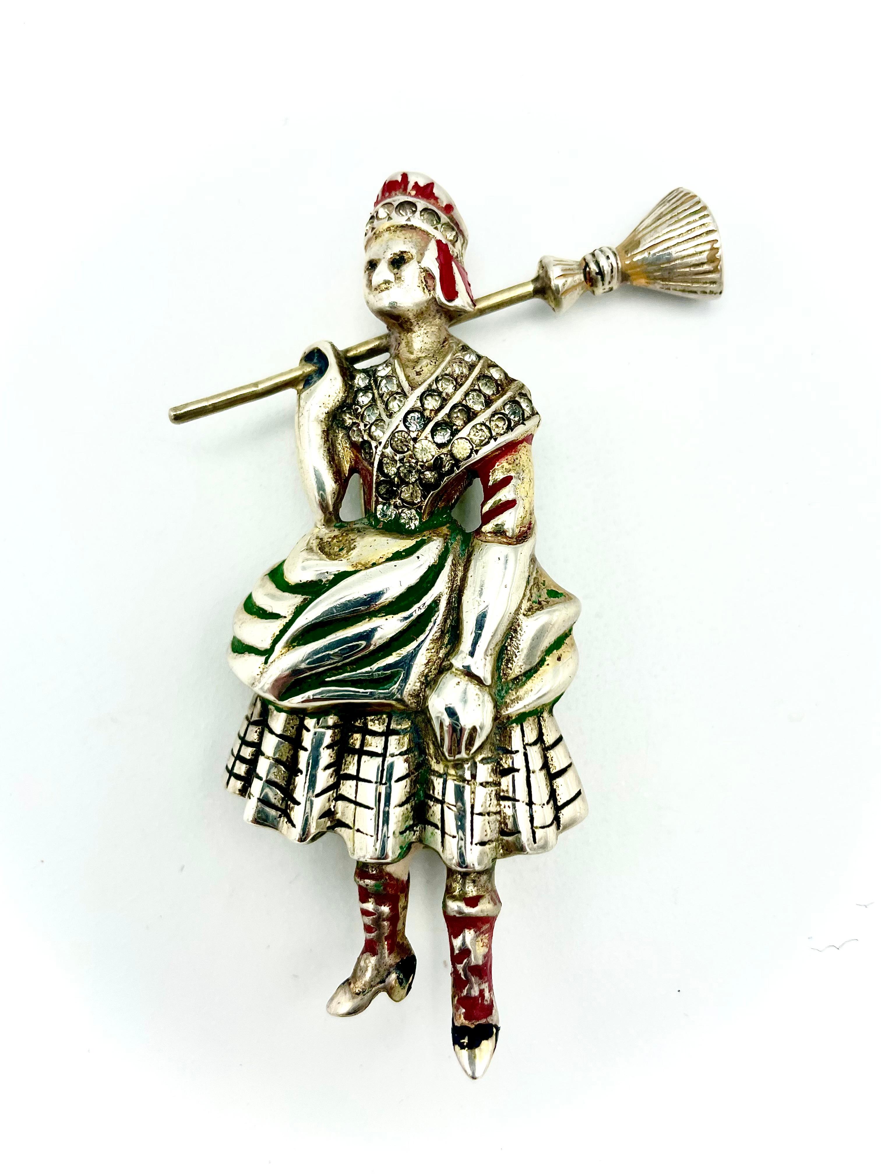 Eisenberg Original pin clip CLEANING LADY WITH BROOM, Sterling placcato oro, strass e  smaltato, datato 1944.
Pezzo di libro, foto Brunalti, American Costume Jewellry 
Misure: Altezza 8 cm  x 3 cm  . Ottime condizioni - Pezzo da collezione! 
