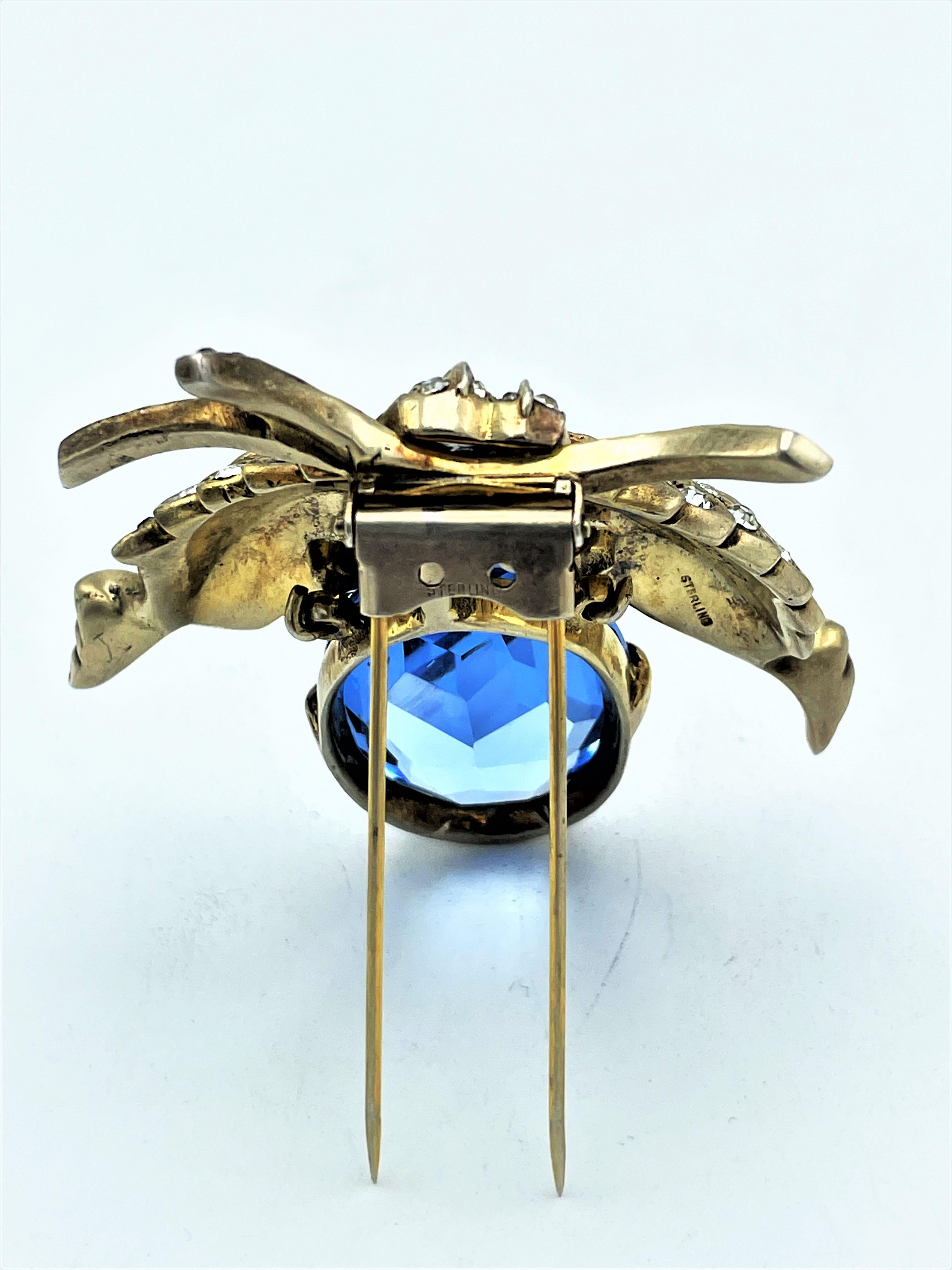 Eisenberg pin in the style of a blue fruit, leaves, sterling gold plated, 1940s  In Good Condition For Sale In Stuttgart, DE