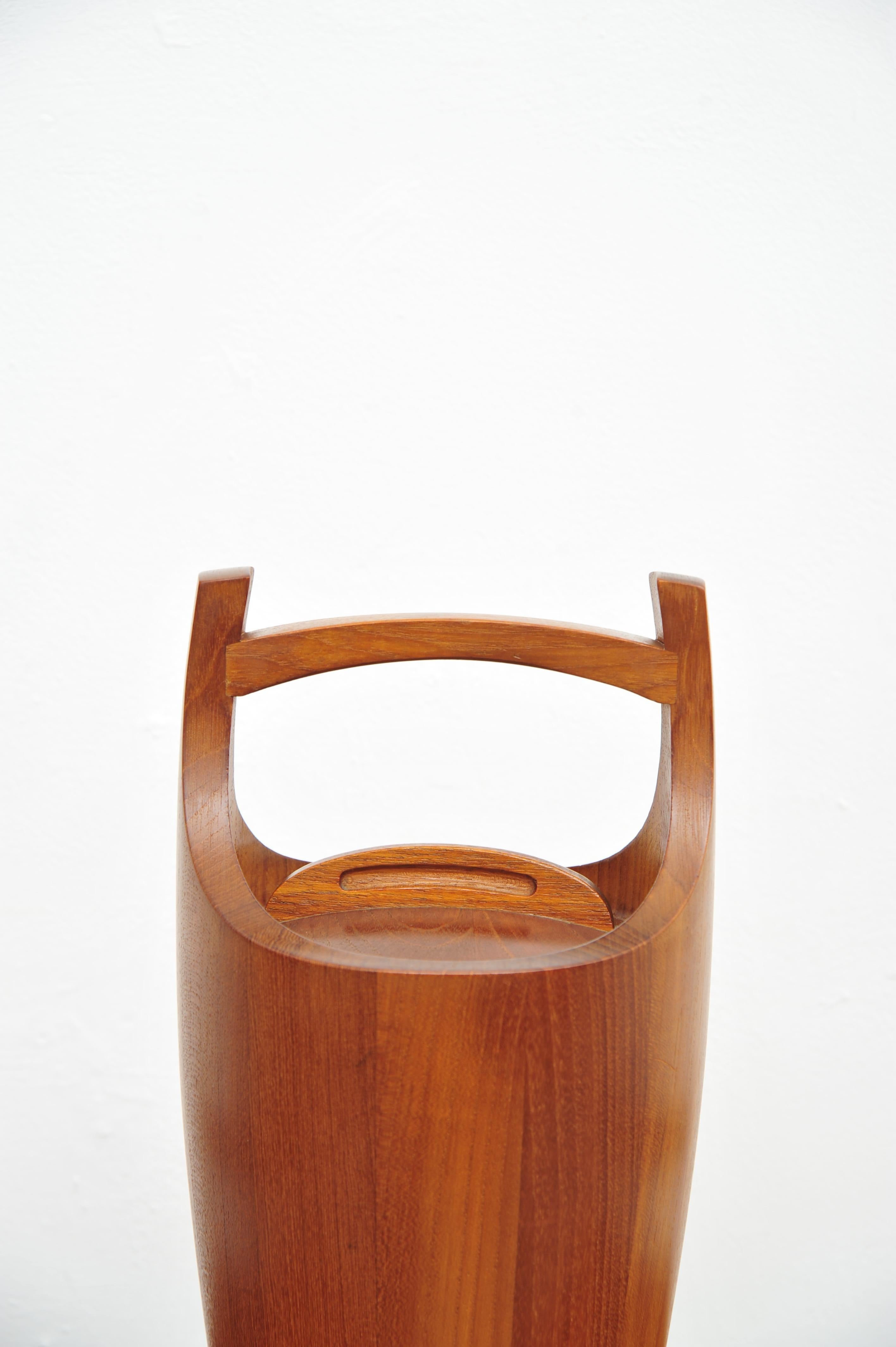 L'elegante Eiskühler degli anni '60 è stato costruito da Jens Harald Quistgaard ed è uno splendido esempio di design del Mid-Century. Realizzato da Dansk Designs in Dänemark, combina il Teakholz con gli Akzenten in argento, il che gli conferisce