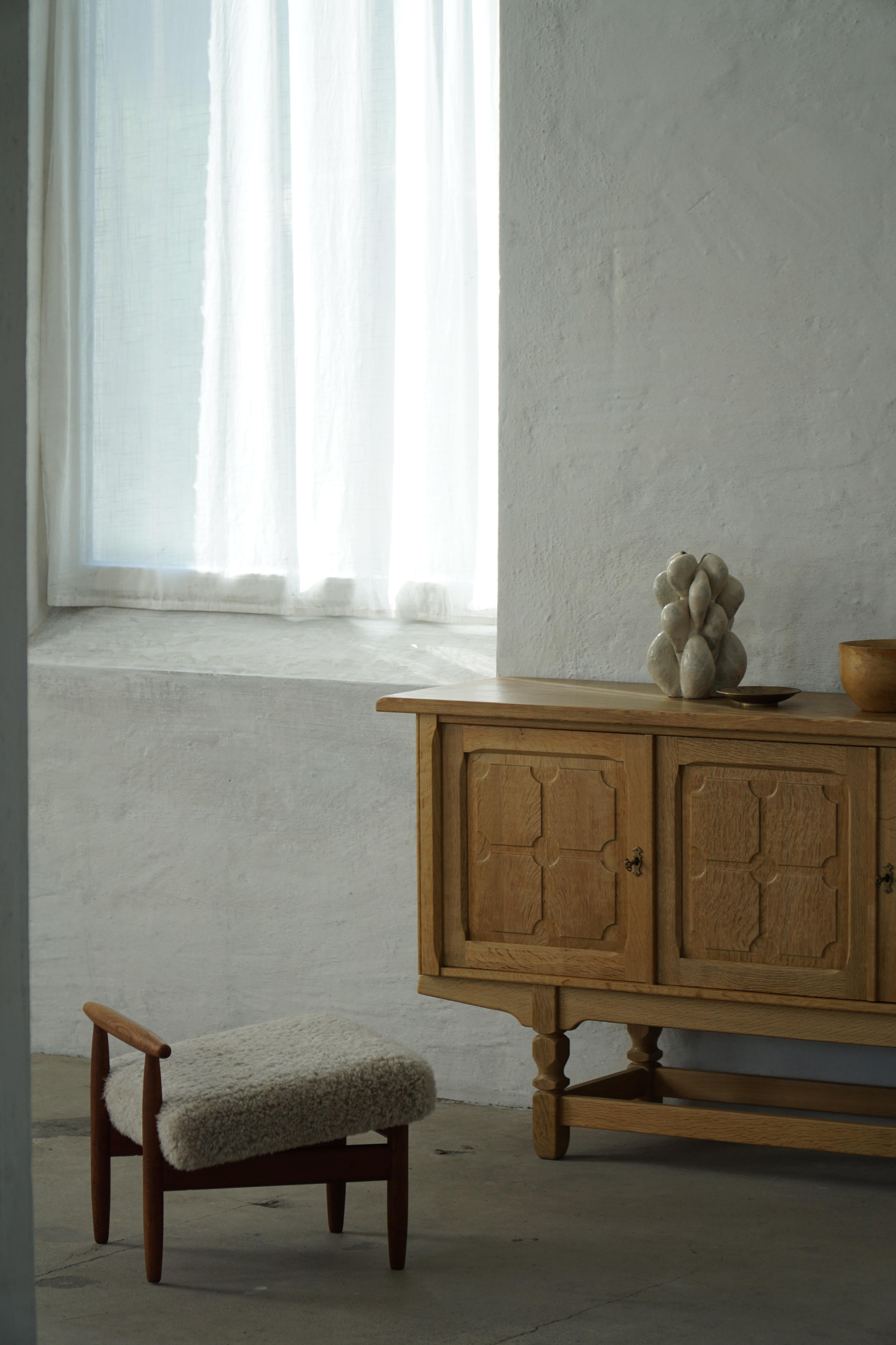 Scandinavo moderno Eivind A. Johansen, Sgabello in Oak con rivestimento in lana d'agnello per FDB Møbler in vendita
