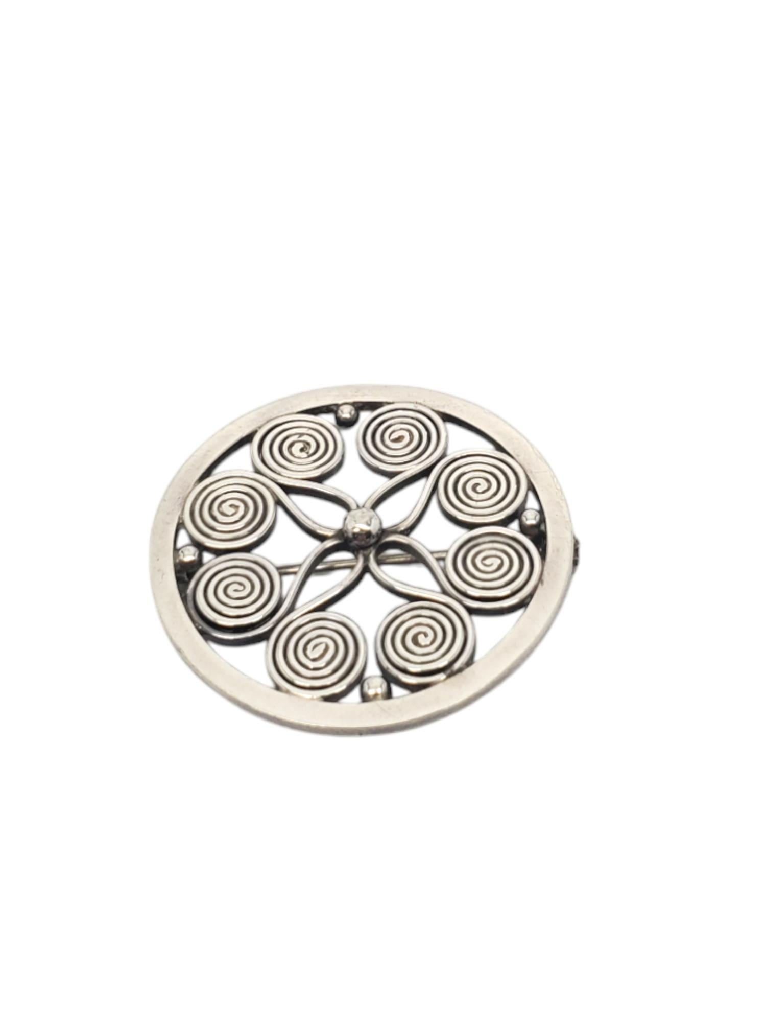 Eivind Knud Peterson Sterling Silber Blume Wirbel Brosche -

Diese runde Brosche im Vintage-Stil zeigt ein Blumenwirbel-Design aus klassischem Sterlingsilber von Eivind Knud Peterson.

Größe: 32,48 mm x32,41 mm

Gestempelt: DÄNEMARK EKP