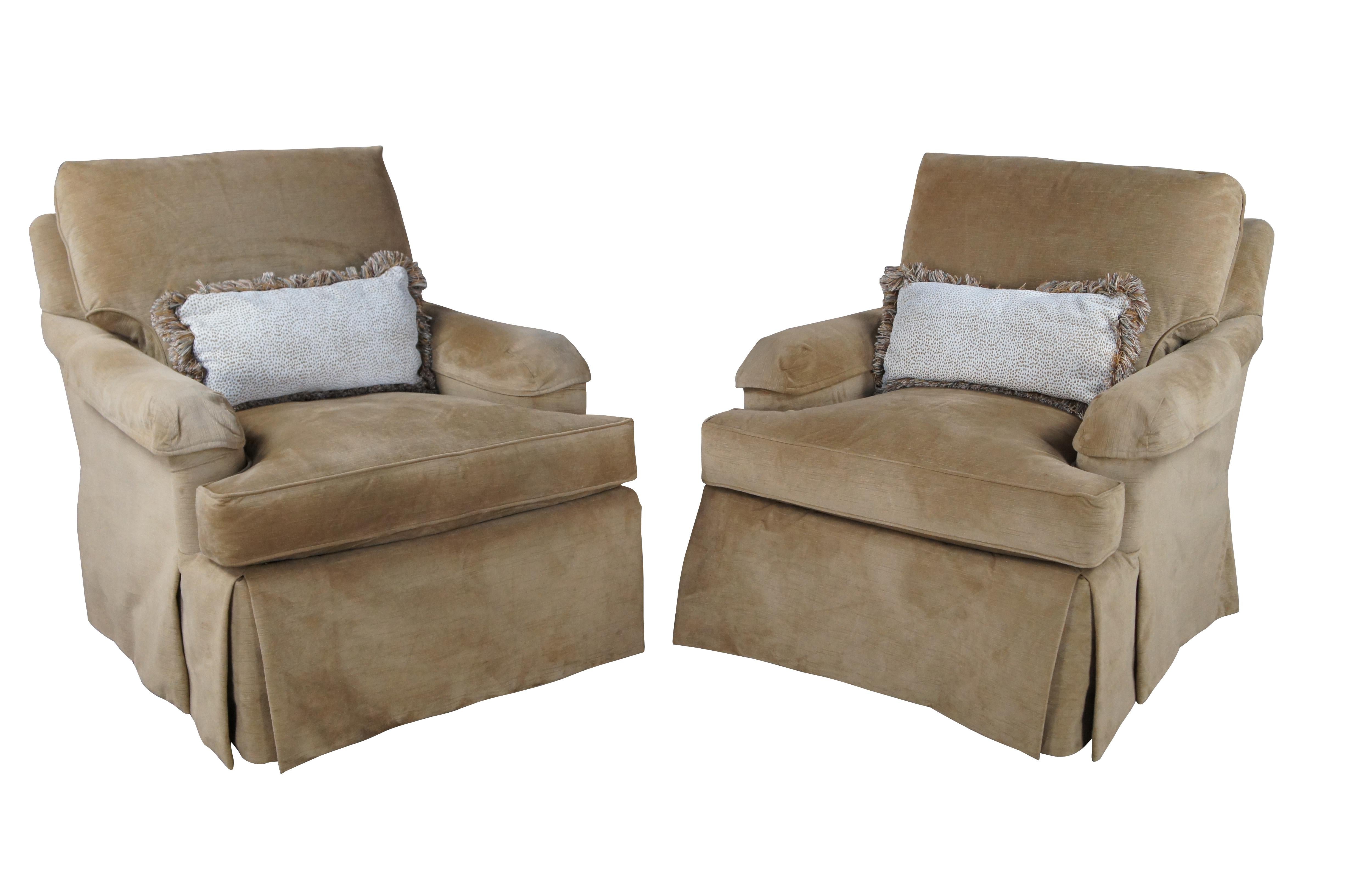Vintage trois pièces EJ Victor Carlisle club / lounge / library swivel arm chairs and ottoman set.  La chaise Carlisle 229-33 présente un design traditionnel / formel avec des accoudoirs roulés, un coussin d'assise en duvet de canard de luxe