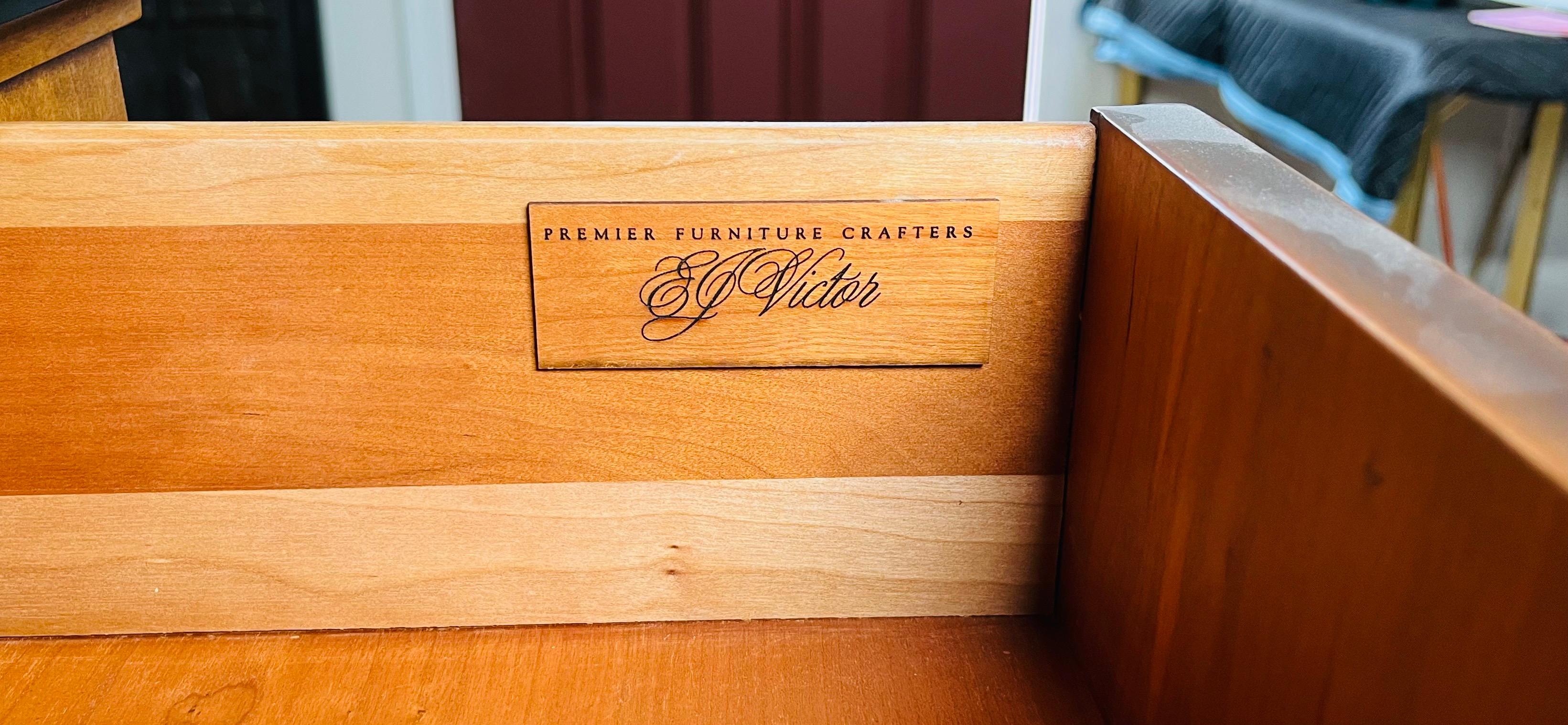 Crédence néoclassique Victor Empire en cerisier et broussin en vente 2