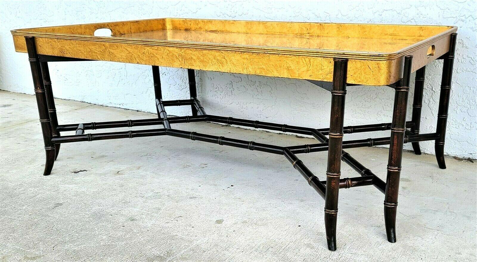 Offriamo una delle nostre recenti acquisizioni di mobili di pregio di Palm Beach Estate di una
EJ VICTOR Tavolino da caffè con vassoio dorato in finto bambù
Il vassoio di servizio rimovibile in legno dorato è dotato di un inserto in vetro tagliato