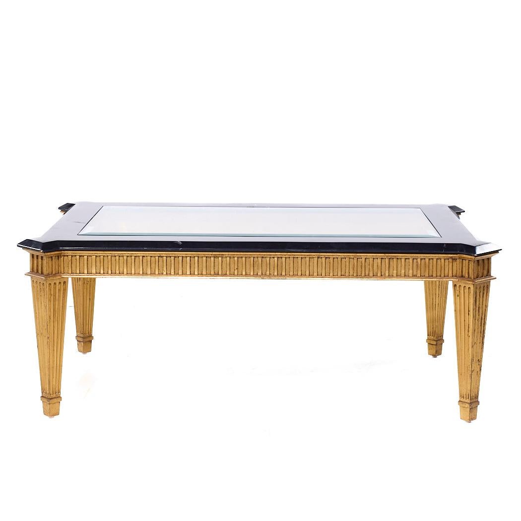 EJ Victor Couchtisch aus Giltwood und Glas

Dieser Couchtisch misst: 47,5 breit x 32 tief x 18,25 Zoll hoch

Wir machen unsere Fotos in einem Studio mit kontrollierter Beleuchtung, um so viele Details wie möglich zu zeigen. Wir arbeiten keine