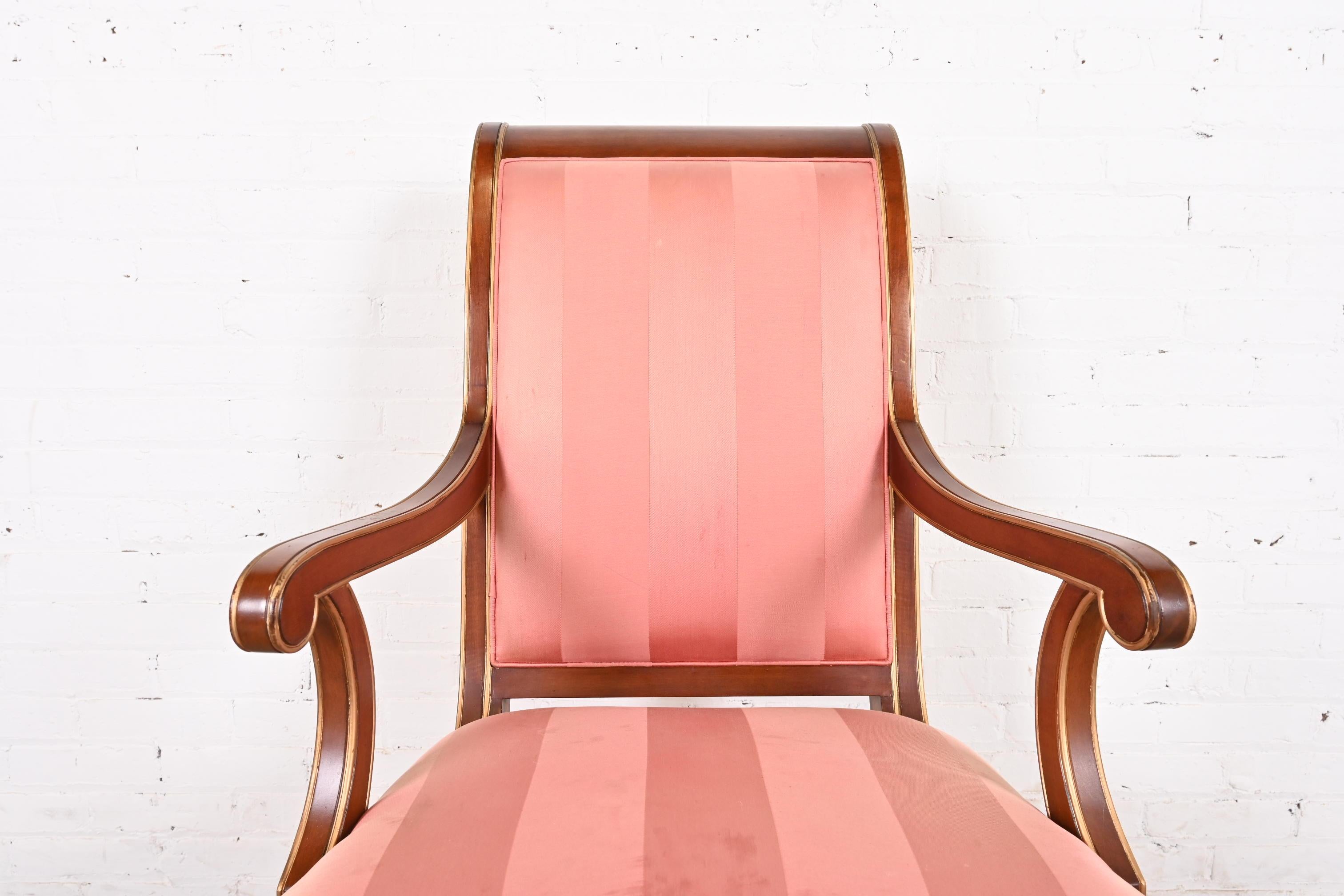 Chaises de salle à manger en acajou sculpté et doré, série de six, de style Régence, EJ Victor en vente 3