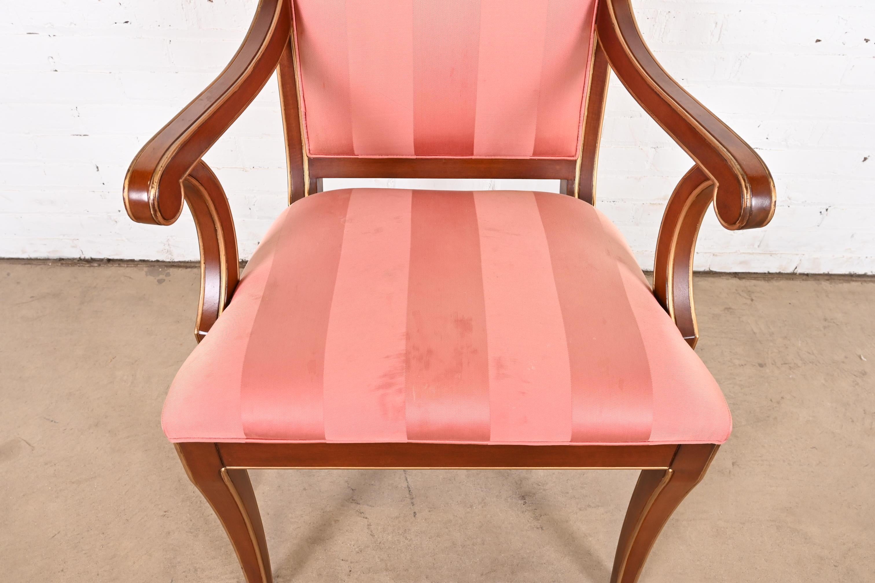 Chaises de salle à manger en acajou sculpté et doré, série de six, de style Régence, EJ Victor en vente 4