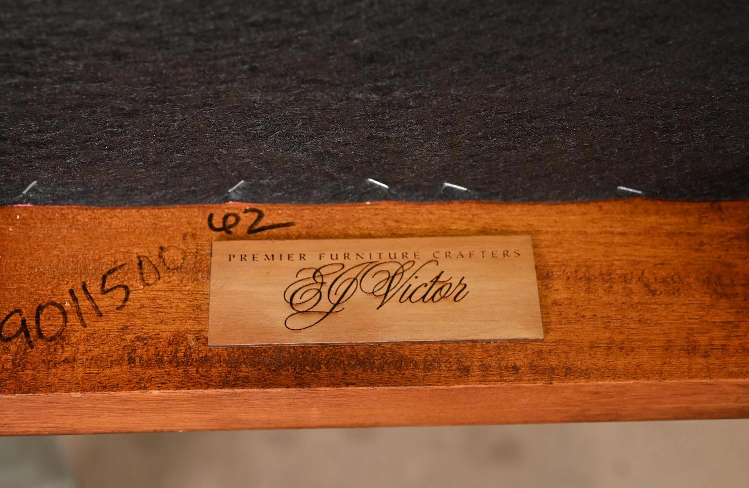 Chaises de salle à manger en acajou sculpté et doré, série de six, de style Régence, EJ Victor en vente 8