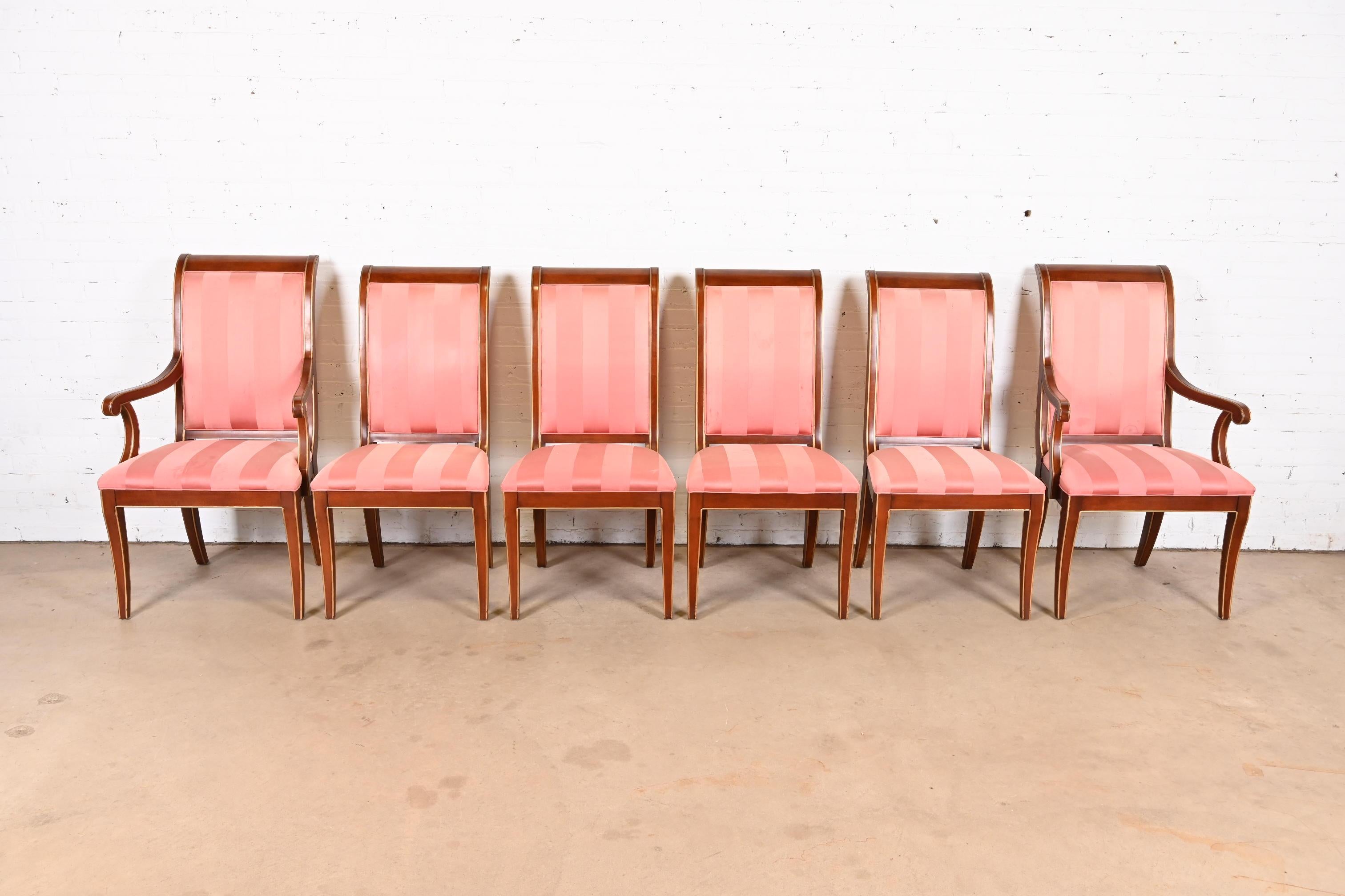 Magnifique ensemble de six chaises de salle à manger de style Régence, Néoclassique ou Empire

Par EJ Victor

États-Unis, fin du 20e siècle

Acajou sculpté, avec garnitures dorées, sièges et dossiers rembourrés.

Mesures :
Chaises d'appoint - 21 