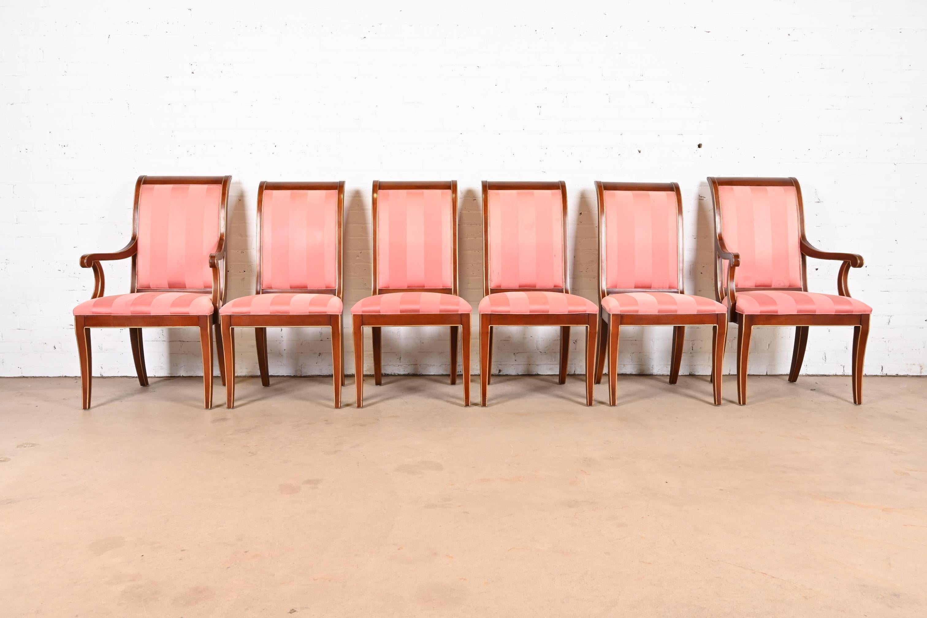 Regency Chaises de salle à manger en acajou sculpté et doré, série de six, de style Régence, EJ Victor en vente