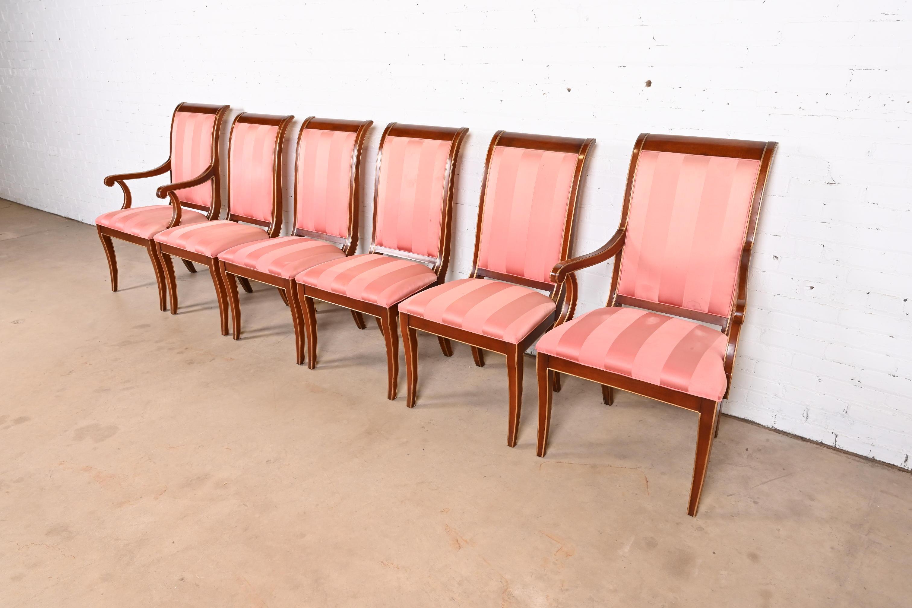 Américain Chaises de salle à manger en acajou sculpté et doré, série de six, de style Régence, EJ Victor en vente